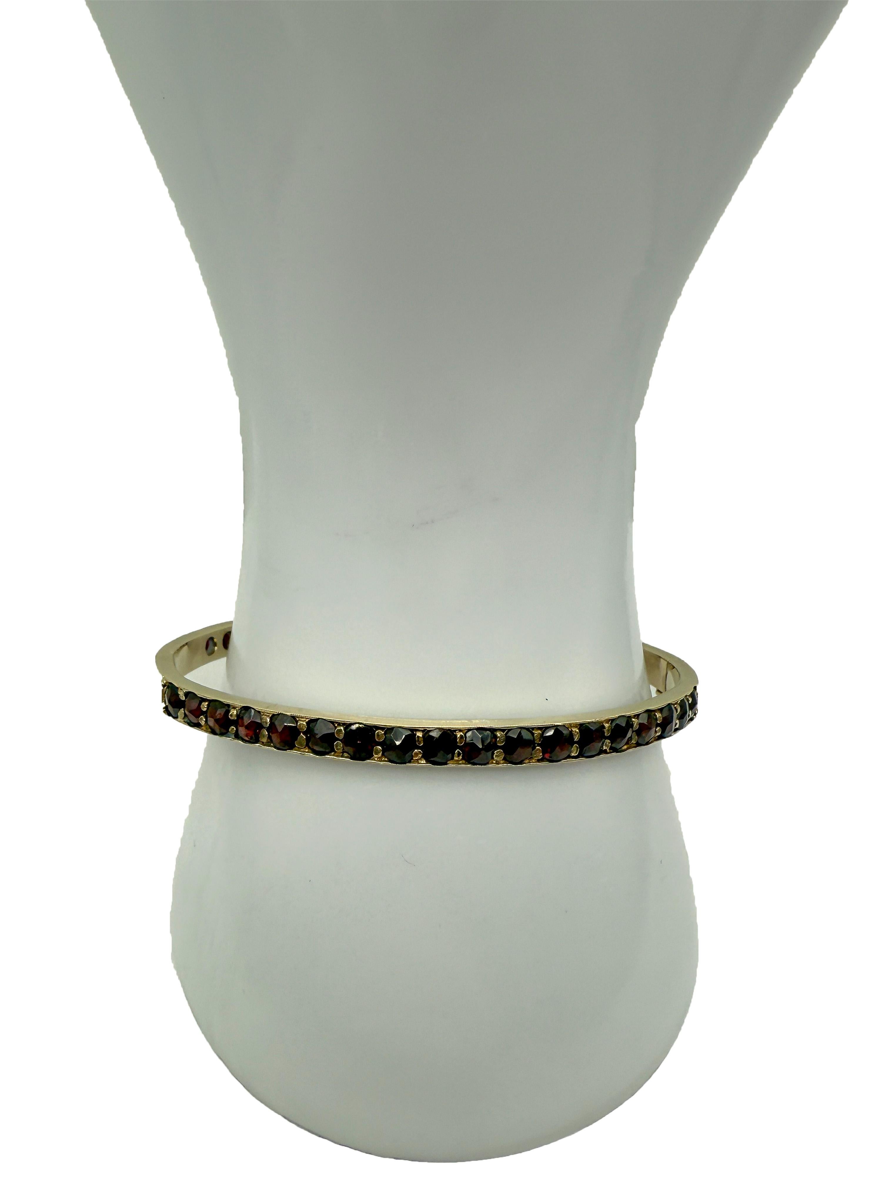 Brazalete de oro amarillo de 8 quilates con granates naturales en Bueno estado para la venta en Berlin, DE