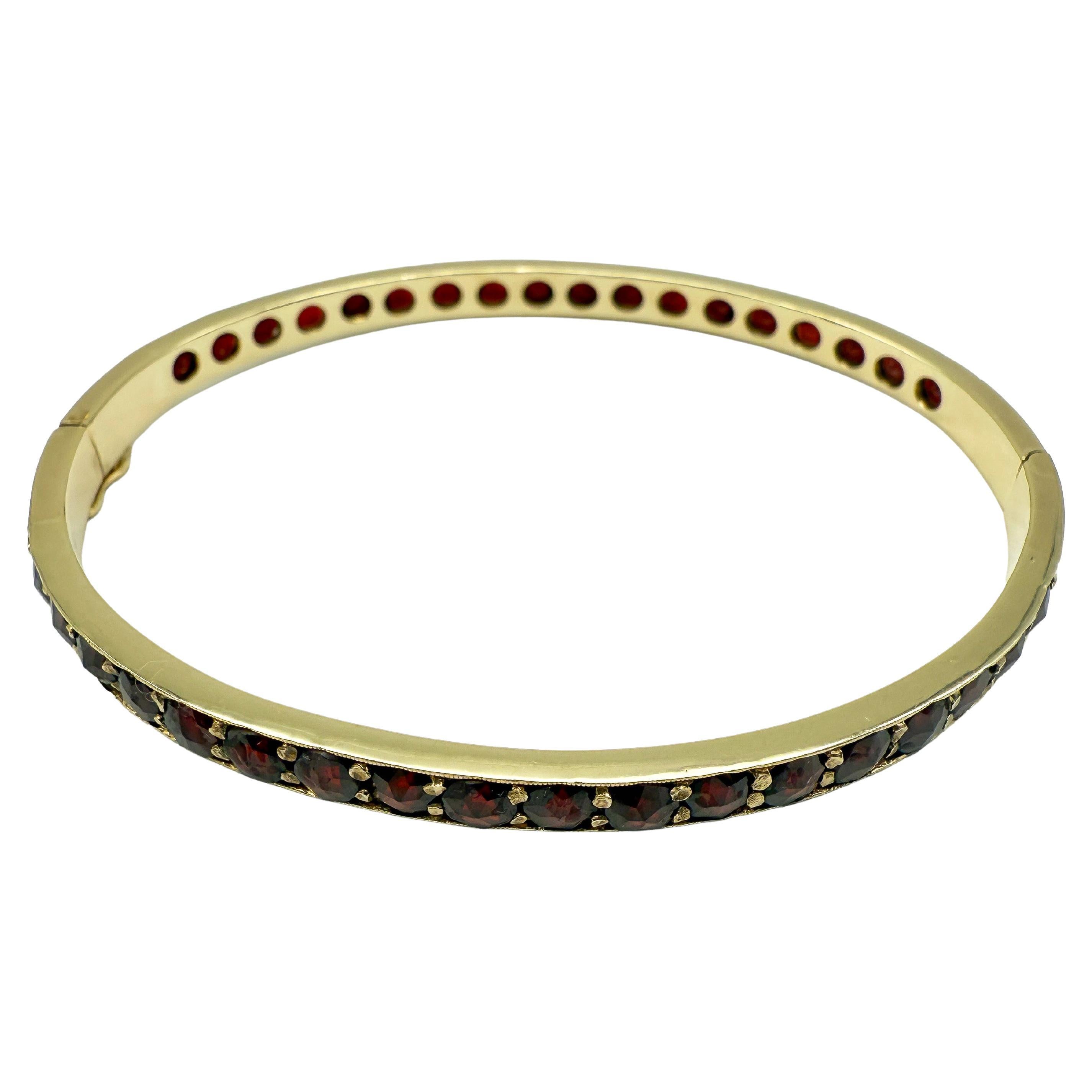 Brazalete de oro amarillo de 8 quilates con granates naturales en venta