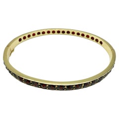 Brazalete de oro amarillo de 8 quilates con granates naturales