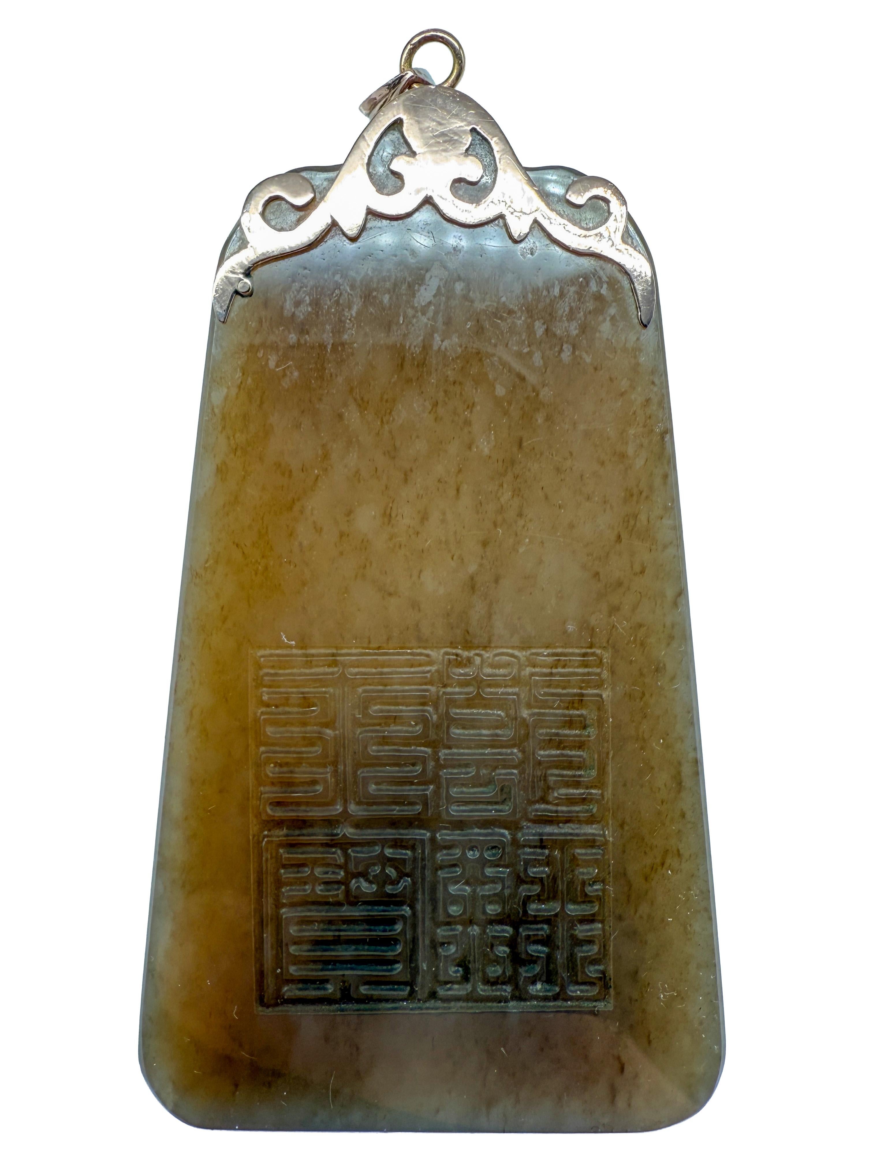 Questo straordinario ciondolo in oro giallo a 8 carati combina l'eleganza tradizionale con un tocco di simbolismo dell'Estremo Oriente, rendendolo un pezzo unico per gli amanti dei gioielli particolari. Il ciondolo è in buone condizioni d'uso, con