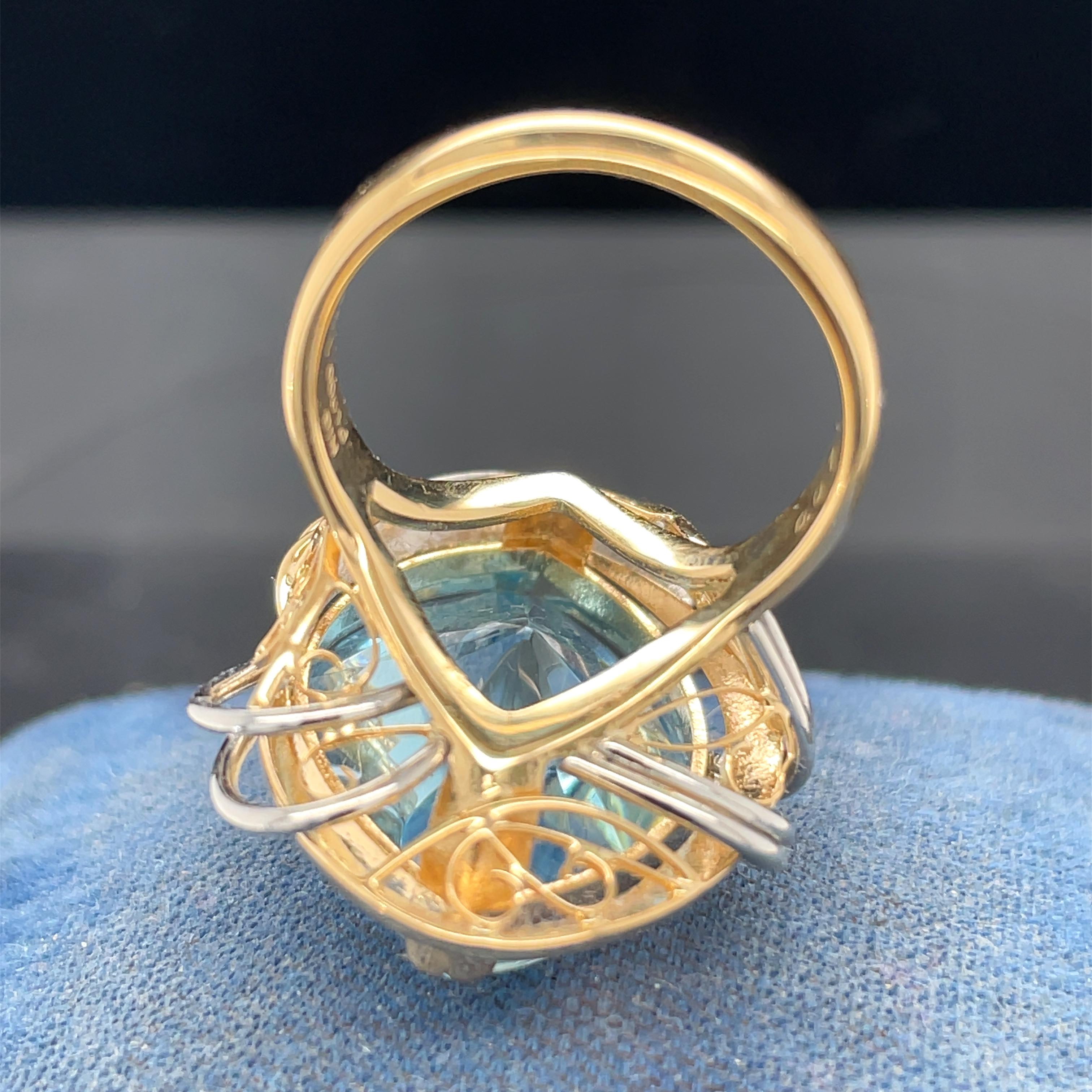 Contemporary 8K Yellow Gold & Platinum 14.50ct Aquamarine and Diamond Ring For Sale