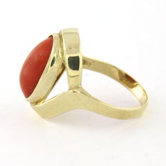 8k yellow gold ring with coral - ring size U.S. 7.5 - EU. 17.75(56) - 3.5 grams