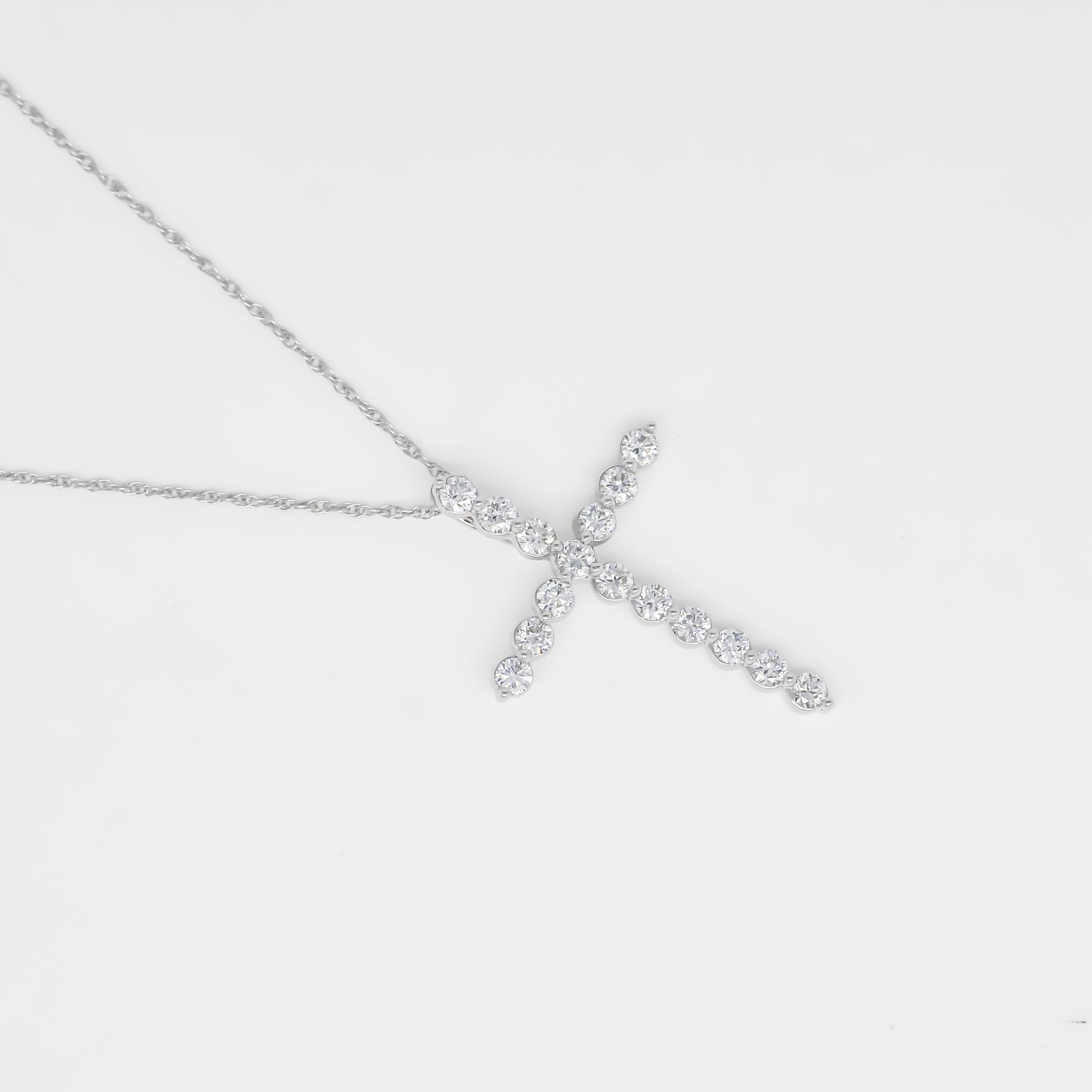 8 Karat White Gold Natural Diamond Classic Cross Crucifix Shared Prong Pendant In New Condition For Sale In Antwerpen, BE