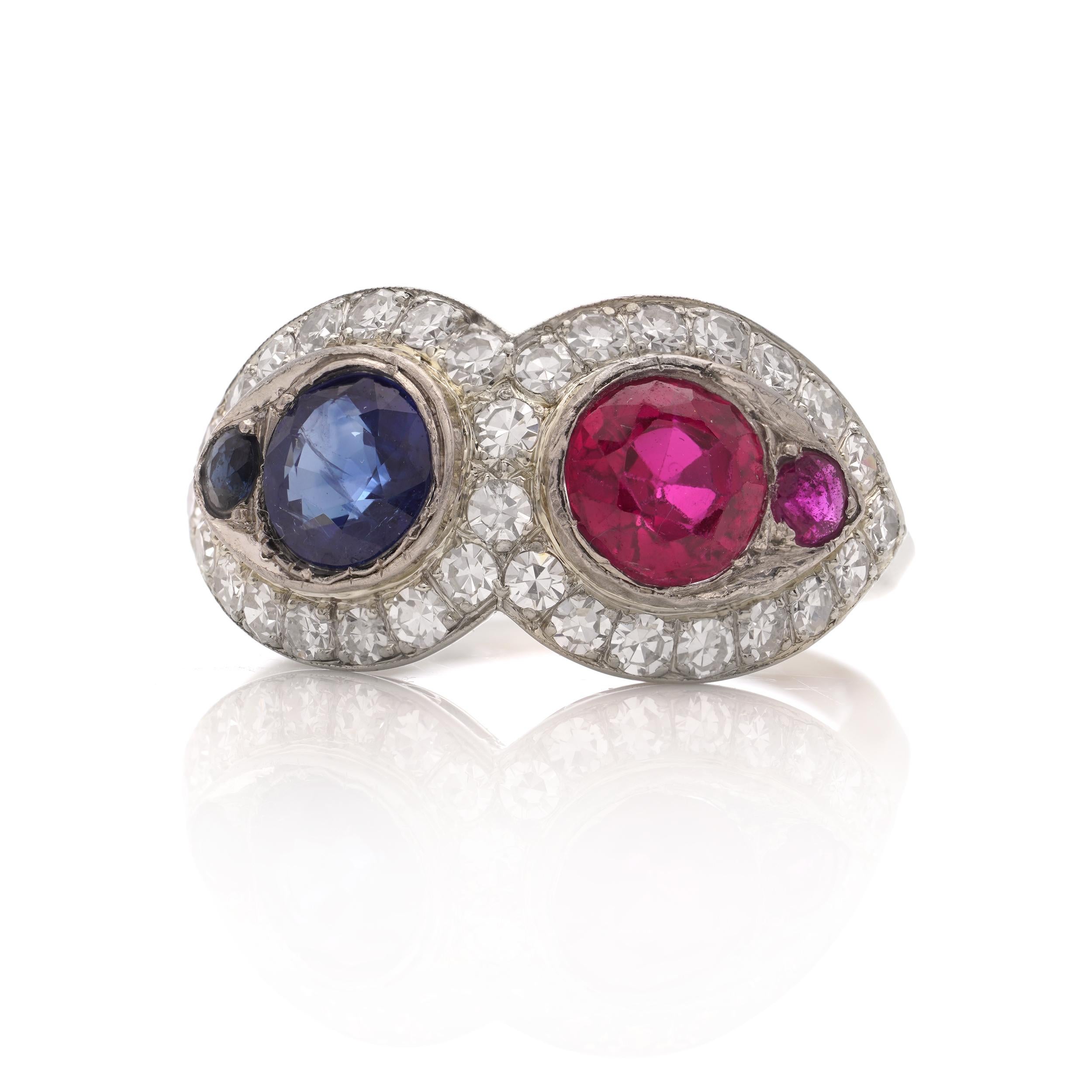 18kt. white gold ruby and sapphire ring, surrounded by round brilliant diamonds In Good Condition For Sale In Braintree, GB