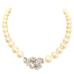 Collier ras du cou en perles japonaises Akoya 8mm, or blanc 18 carats et diamants