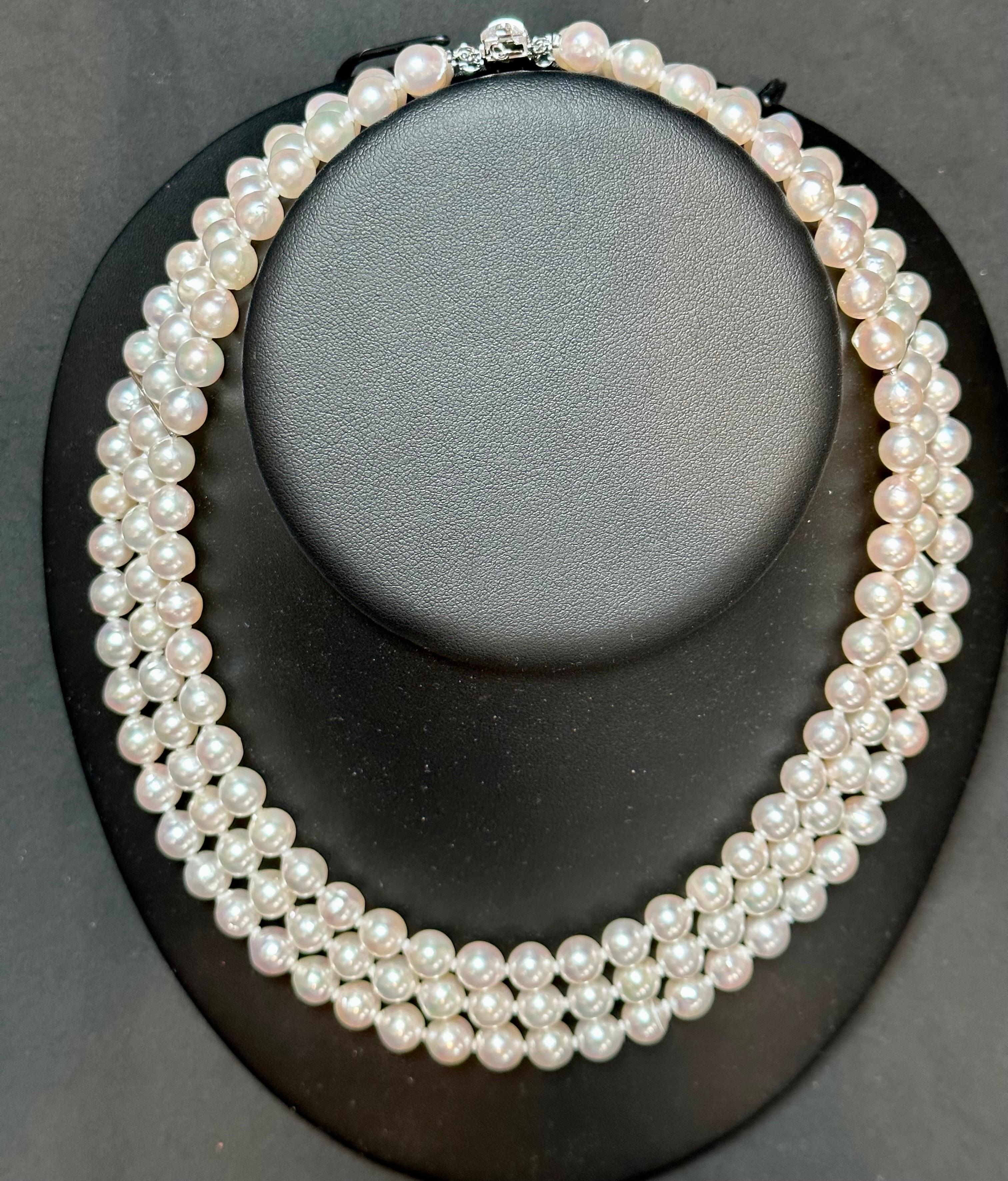 Voici le collier ras du cou en perles japonaises Akoya de 8 mm à trois brins, muni d'un fermoir en argent sterling. Ce collier de perles exquises est composé de trois rangs de perles japonaises Akoya, chacune mesurant environ 7,8 à 8 mm. Les perles