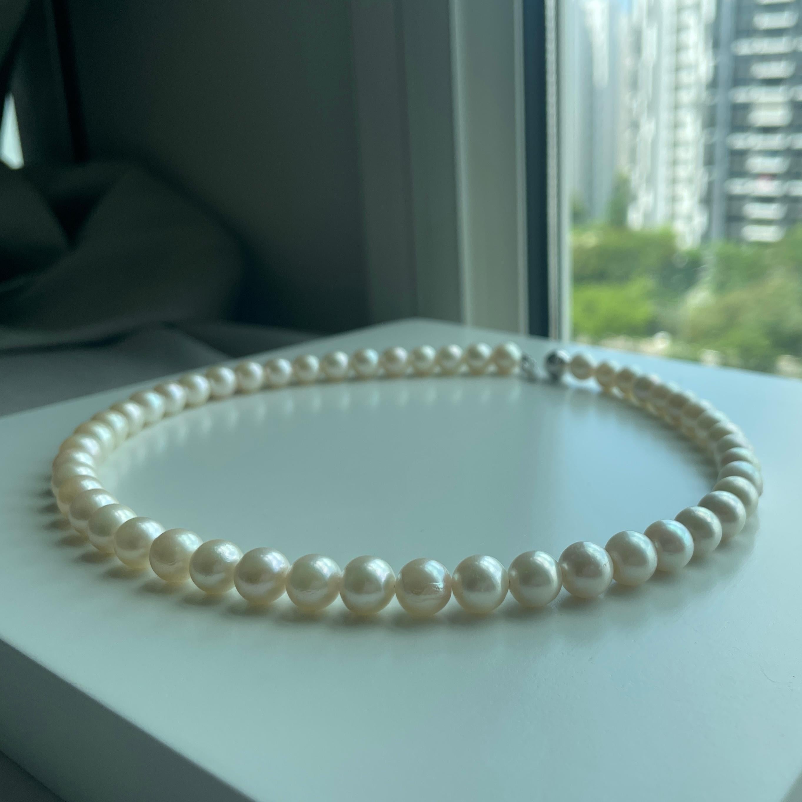 Taille ronde Collier de perles d'Akoya de 8mm+ avec fermoir en Silver en vente