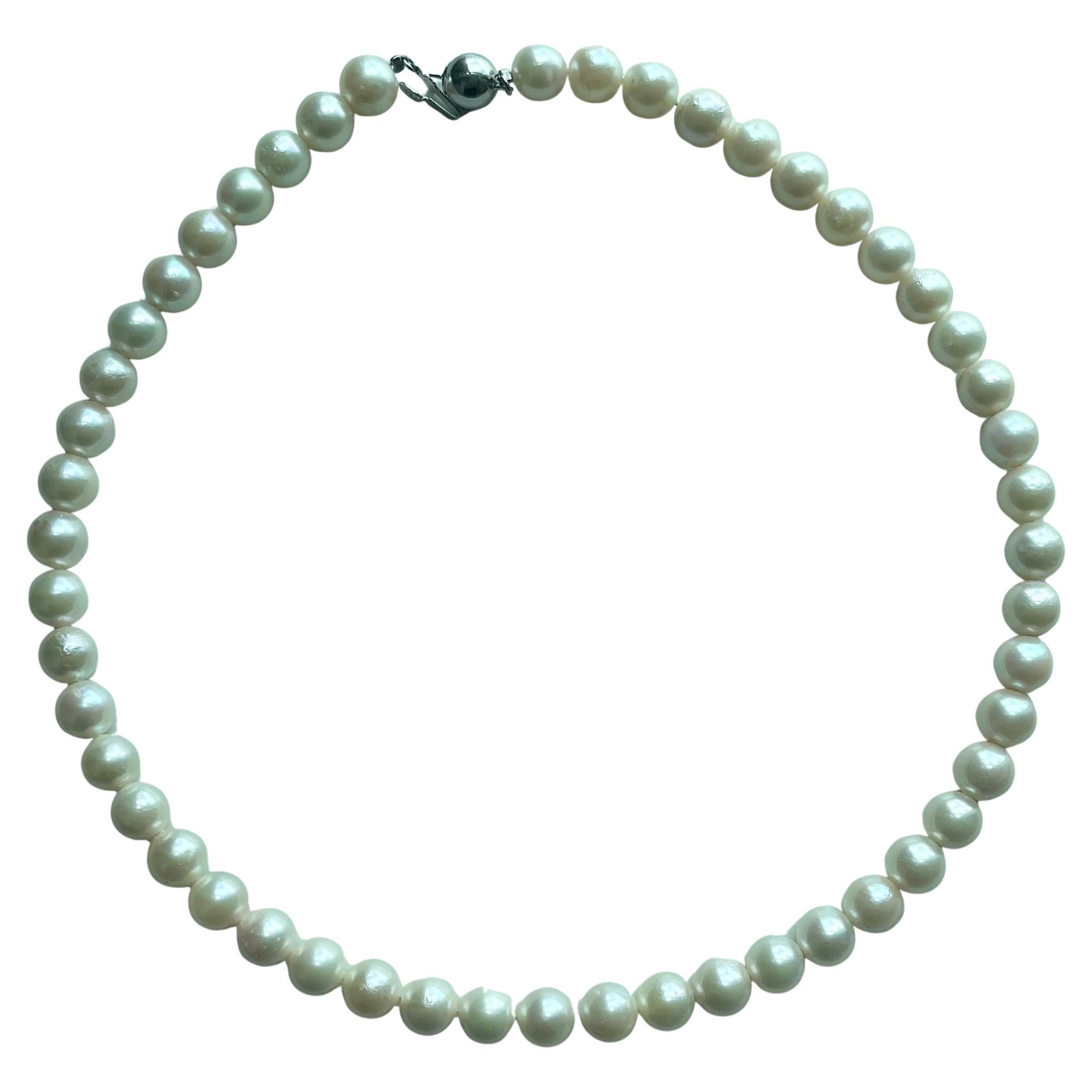Collier de perles d'Akoya de 8mm+ avec fermoir en Silver en vente