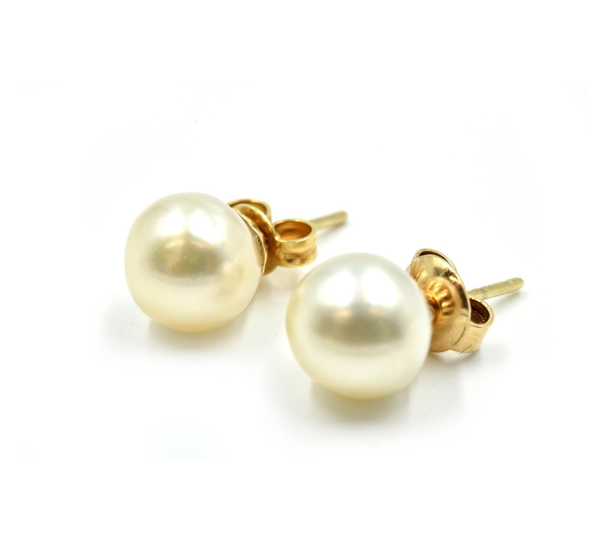 Designer: custom design
Material: 14k yellow gold
Pearls: two round 8mm cultured pearls
Fastenings: friction backs
Weight: 2.30 grams
