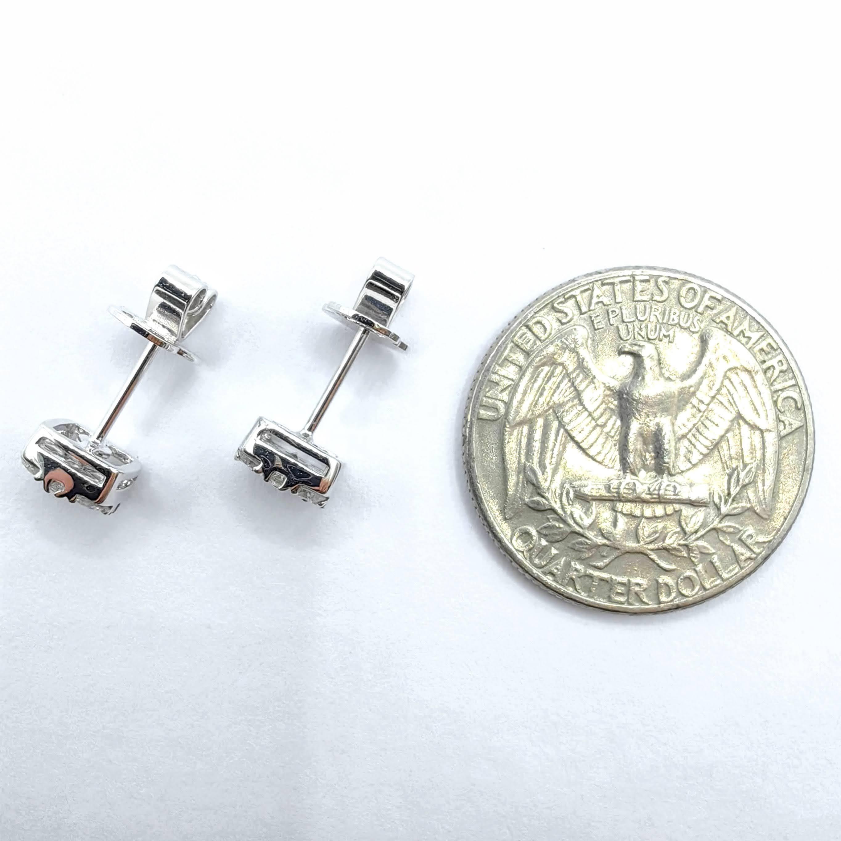 8mm Cushion Illusion Round Diamond Cluster Ohrstecker aus 18K Weißgold im Angebot 6