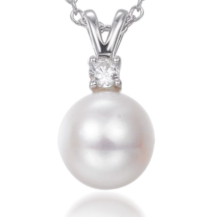 This classic understated pearl pendant, is perfect for a bride.

A beautiful 8mm pearl is perfectly suspended below a delicate claw set round brilliant cut.

Composed of 925 sterling silver with a high gloss white rhodium finish.

Compliment with