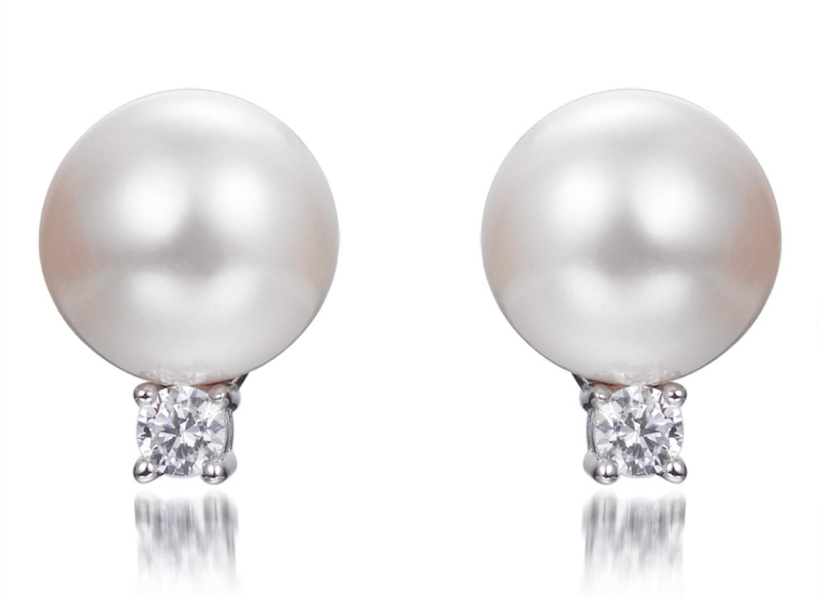 Dieses klassische Paar unaufdringlicher Ohrstecker ist perfekt für eine elegante Braut.

Die schöne 8-mm-Perle ist perfekt über einem zarten, runden Brillantschliff in Krallenfassung gefasst.

Zusammengesetzt aus 925er Sterlingsilber mit
