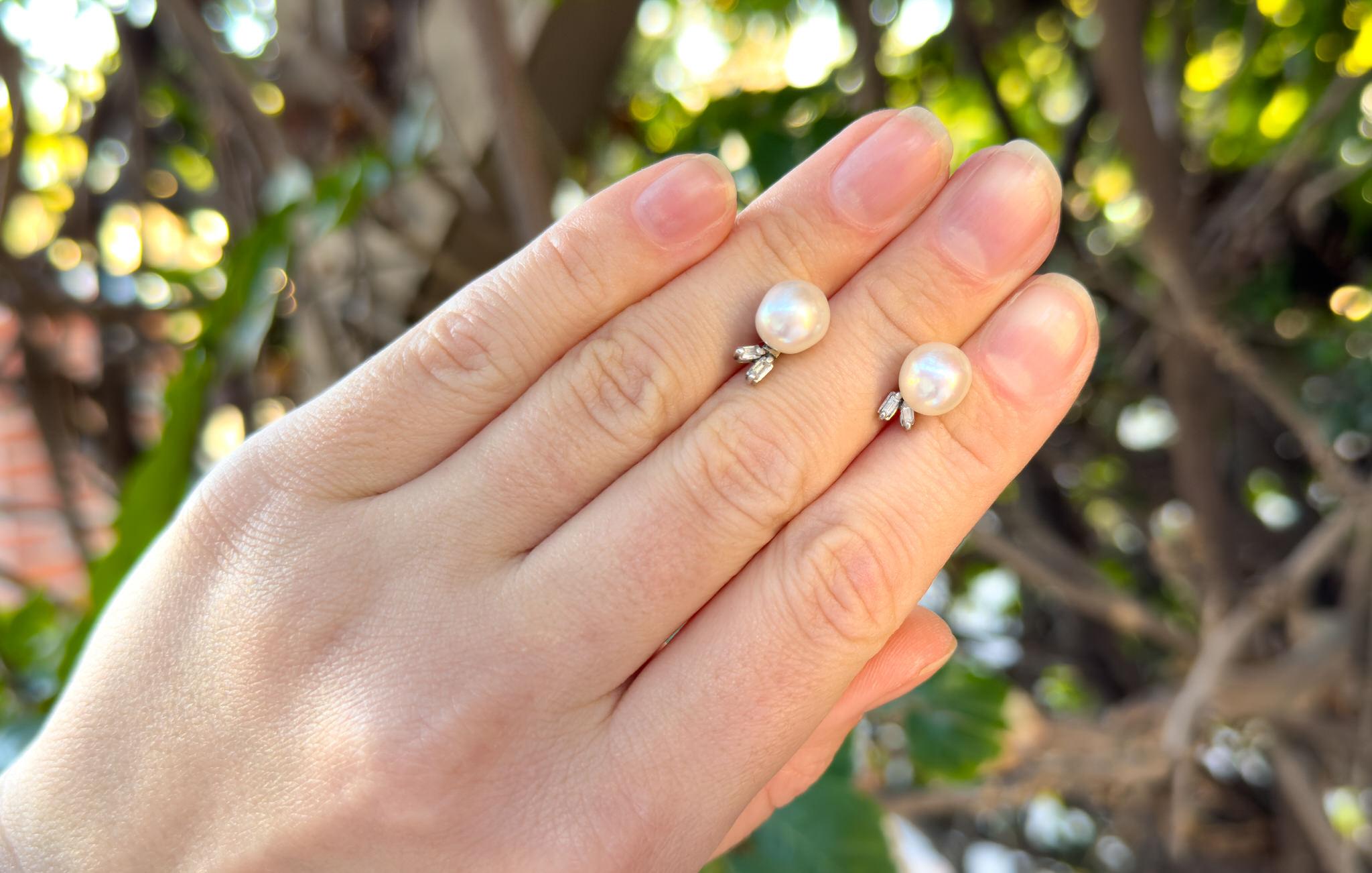 Perles naturelles de 8 mm
Diamants : .10 Carats
(Taille : Coupe ronde, Origine : Nature)
Métal = Or blanc 18K
Longueur : 12 mm
Largeur : 7 mm