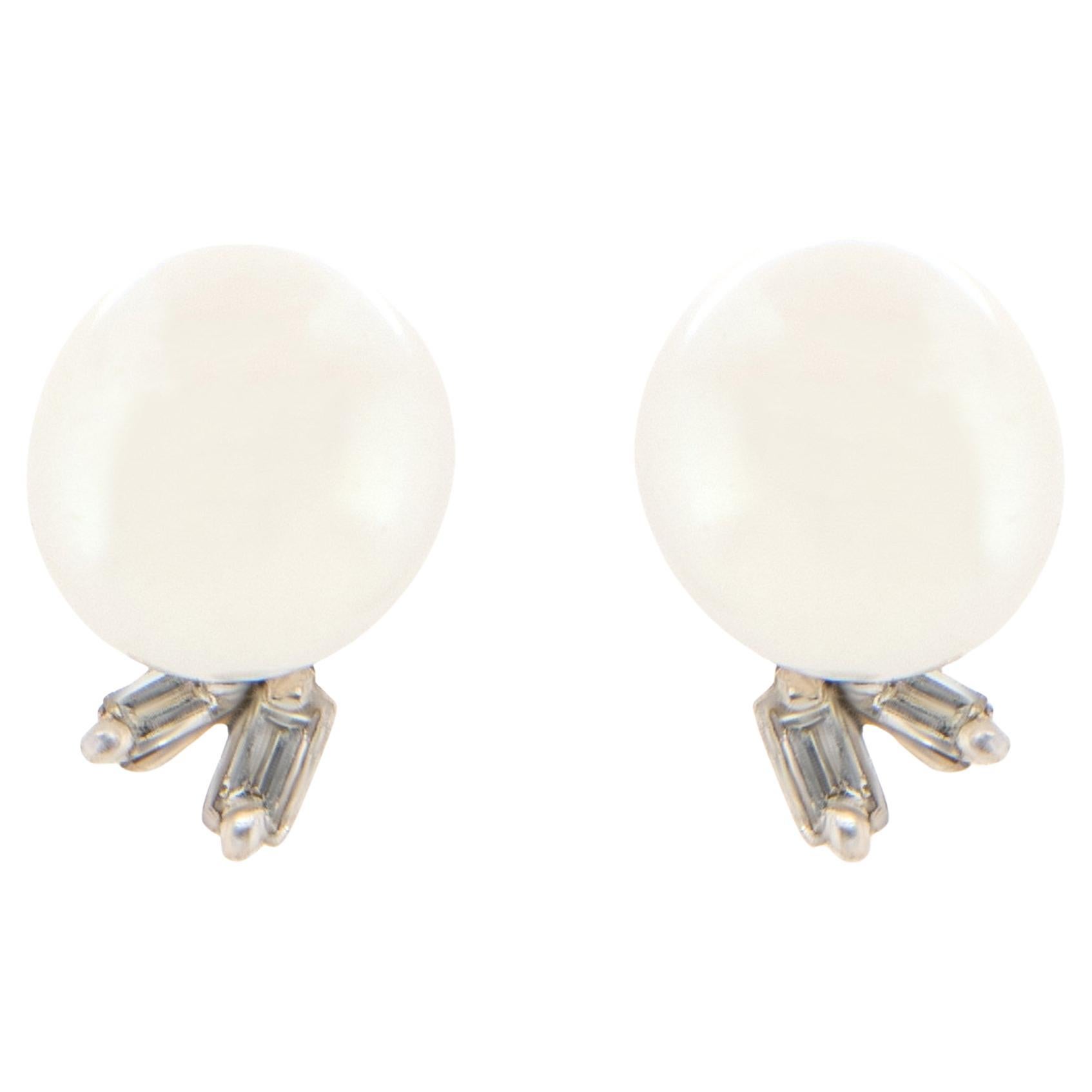 Clous d'oreilles en or blanc 18 carats, perles naturelles et diamants de 8 mm en vente