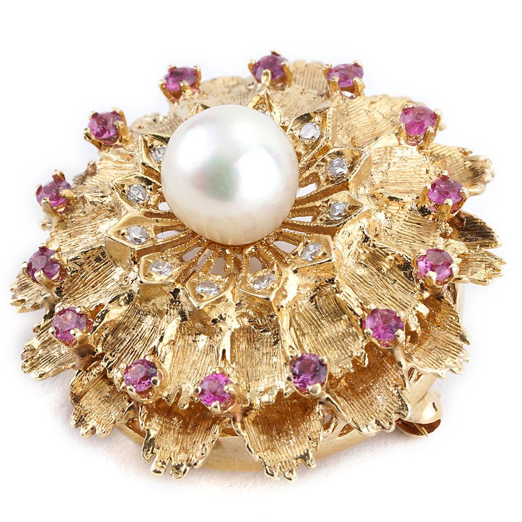 This pearl, ruby, and diamond pin is made of 18K yellow gold. It contains single cut I-J color, VS clarity diamonds weighing 0.20 CTTW, round I-J rubies weighing 0.70 CTTW, and a round pearl.