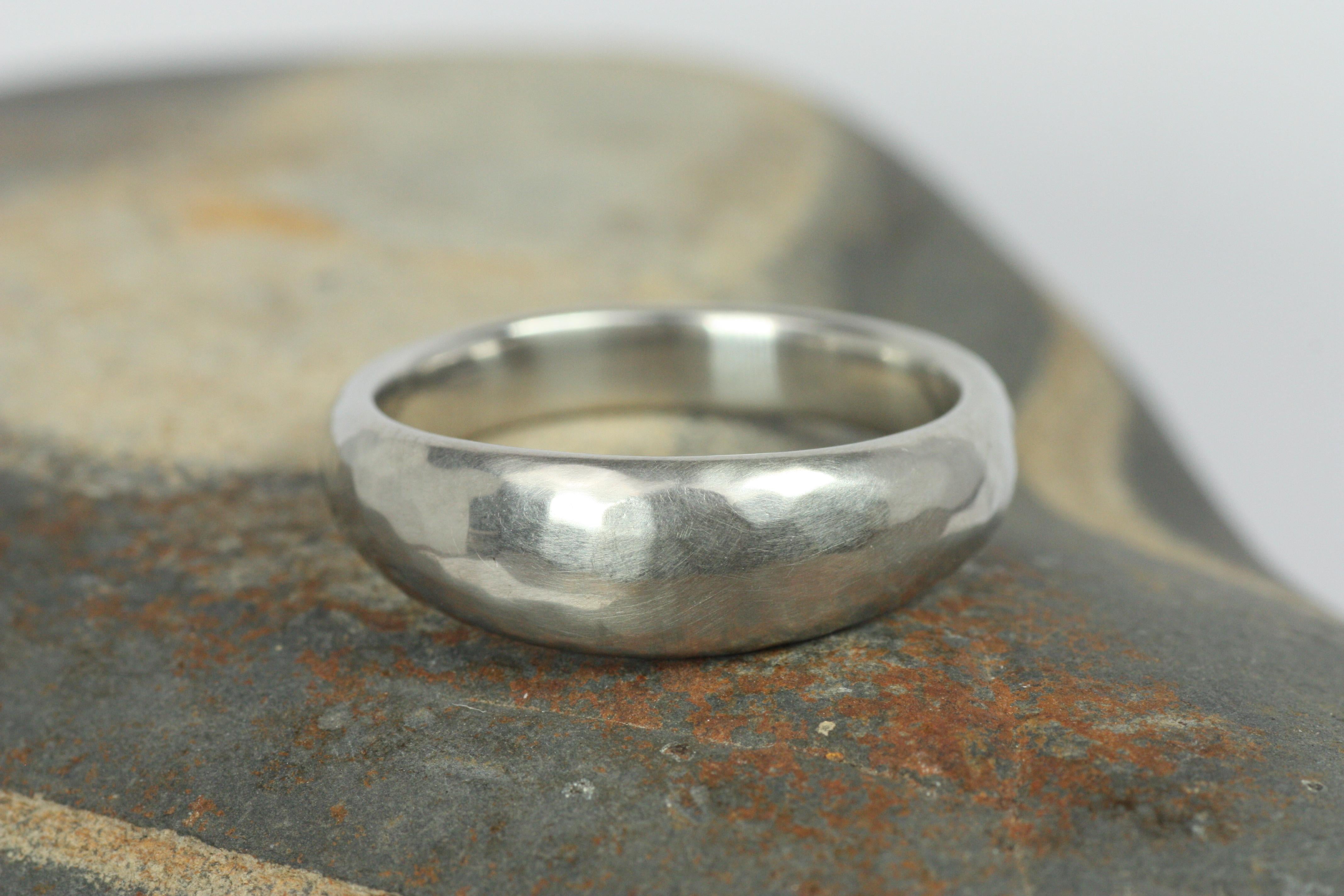 Fede nuziale conica in platino realizzata a mano da Bracken Jewellers a Santa Monica, California. La larghezza massima è di 8 mm, mentre la parte posteriore si assottiglia a 5 mm per garantire il massimo comfort. Si tratta di un design in platino