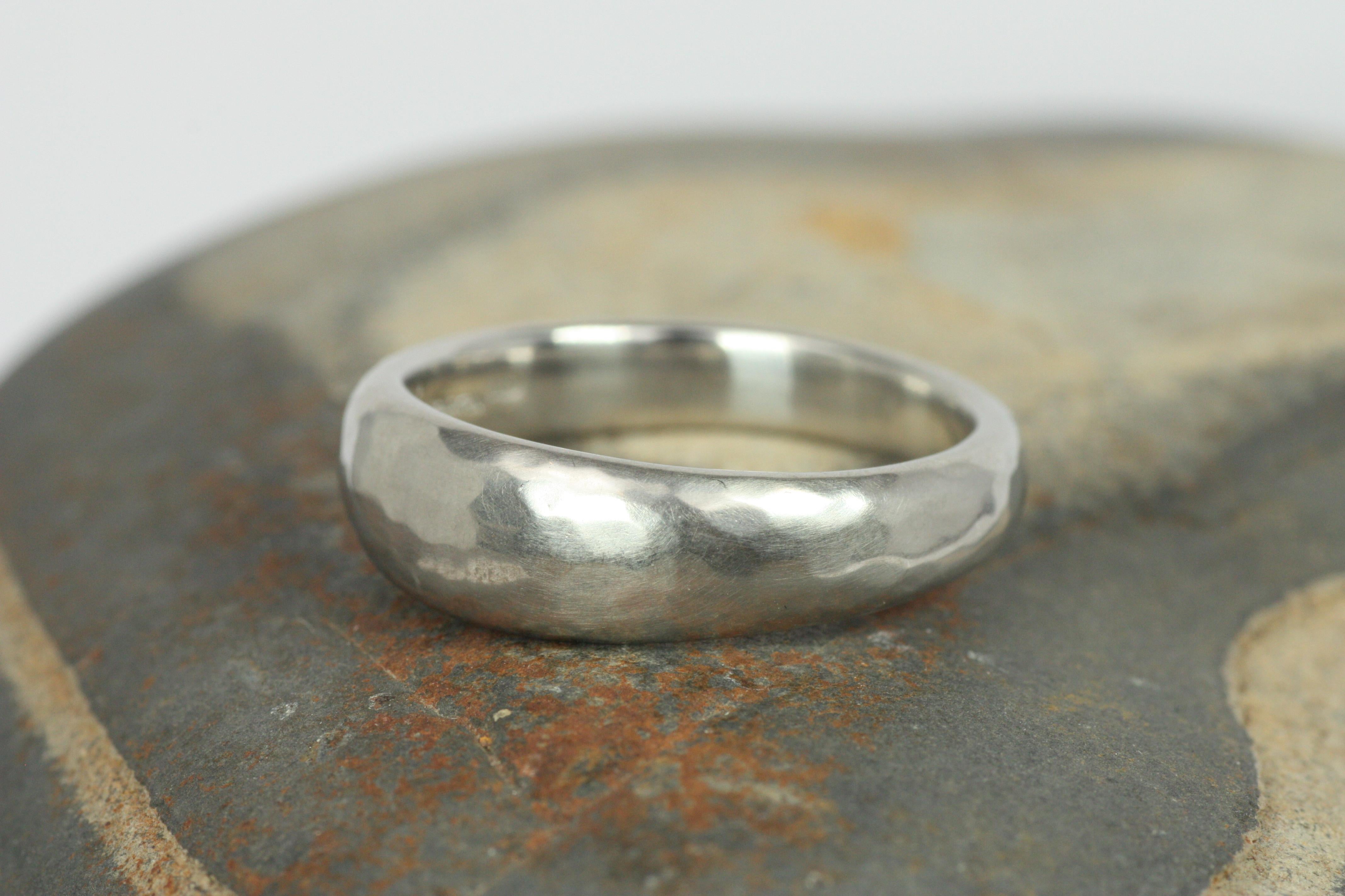 Artigiano Fascia nuziale in platino conica da 8 mm con finitura opaca martellata realizzata a mano in vendita
