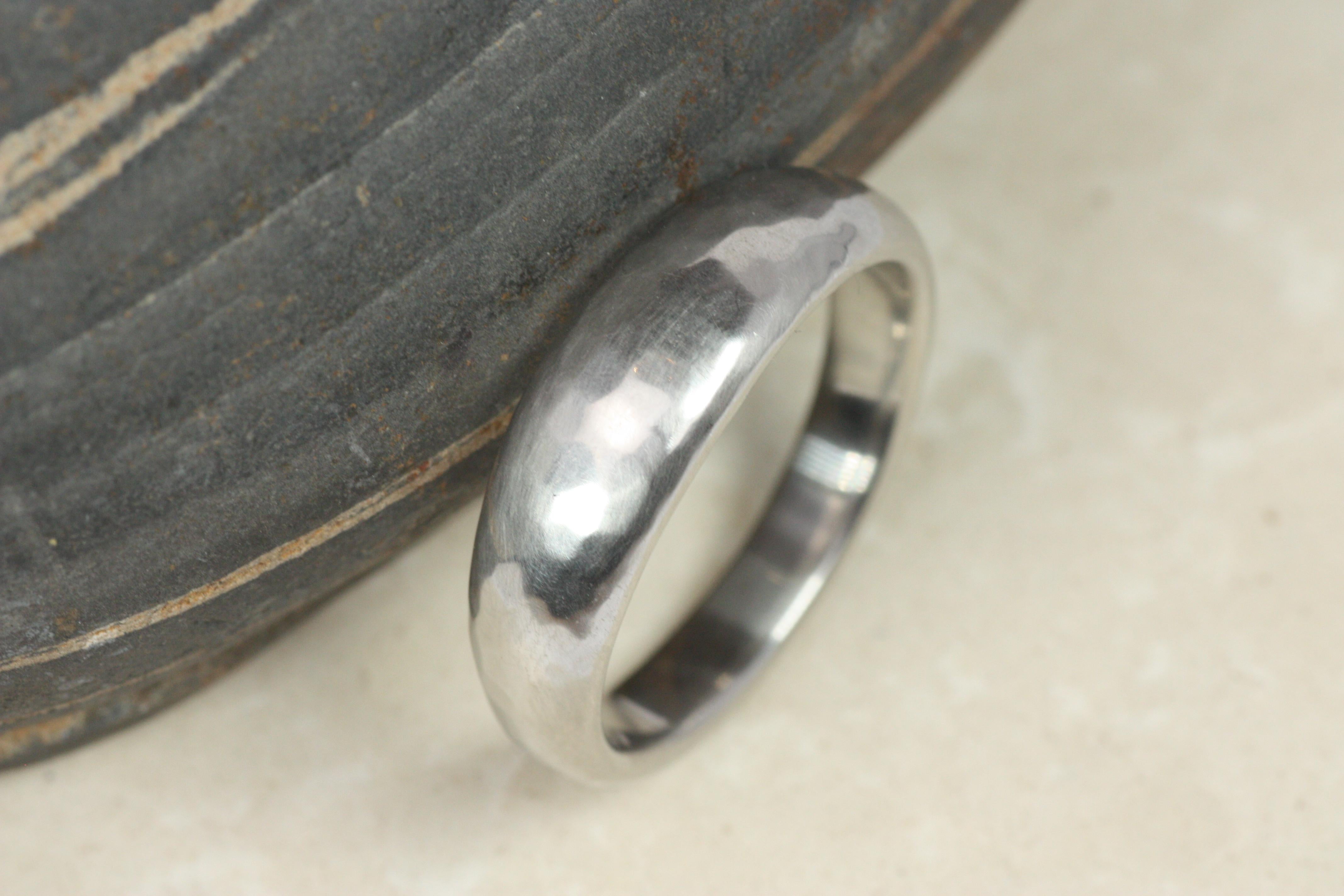 Uomo Fascia nuziale in platino conica da 8 mm con finitura opaca martellata realizzata a mano in vendita