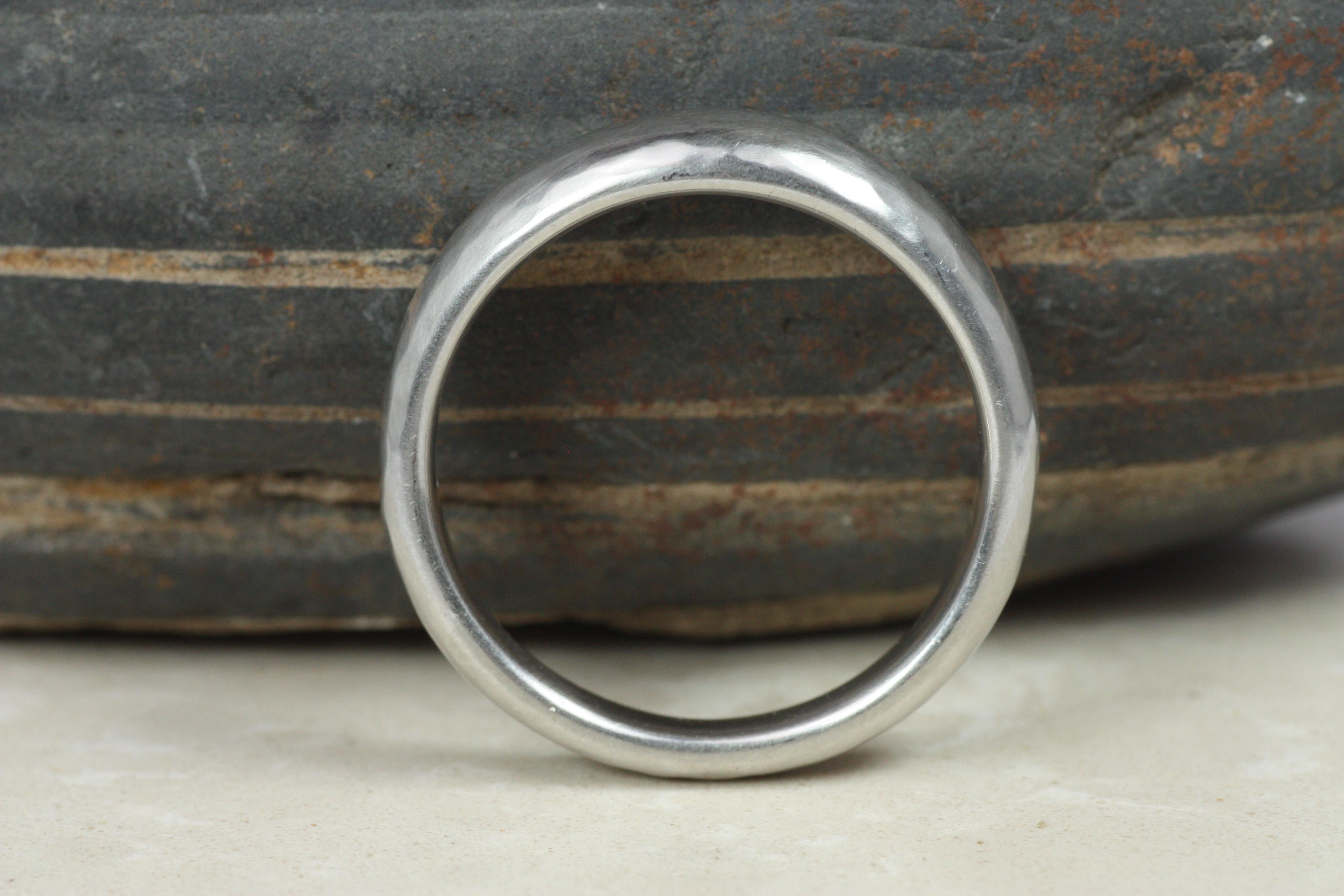 Fascia nuziale in platino conica da 8 mm con finitura opaca martellata realizzata a mano in vendita 1