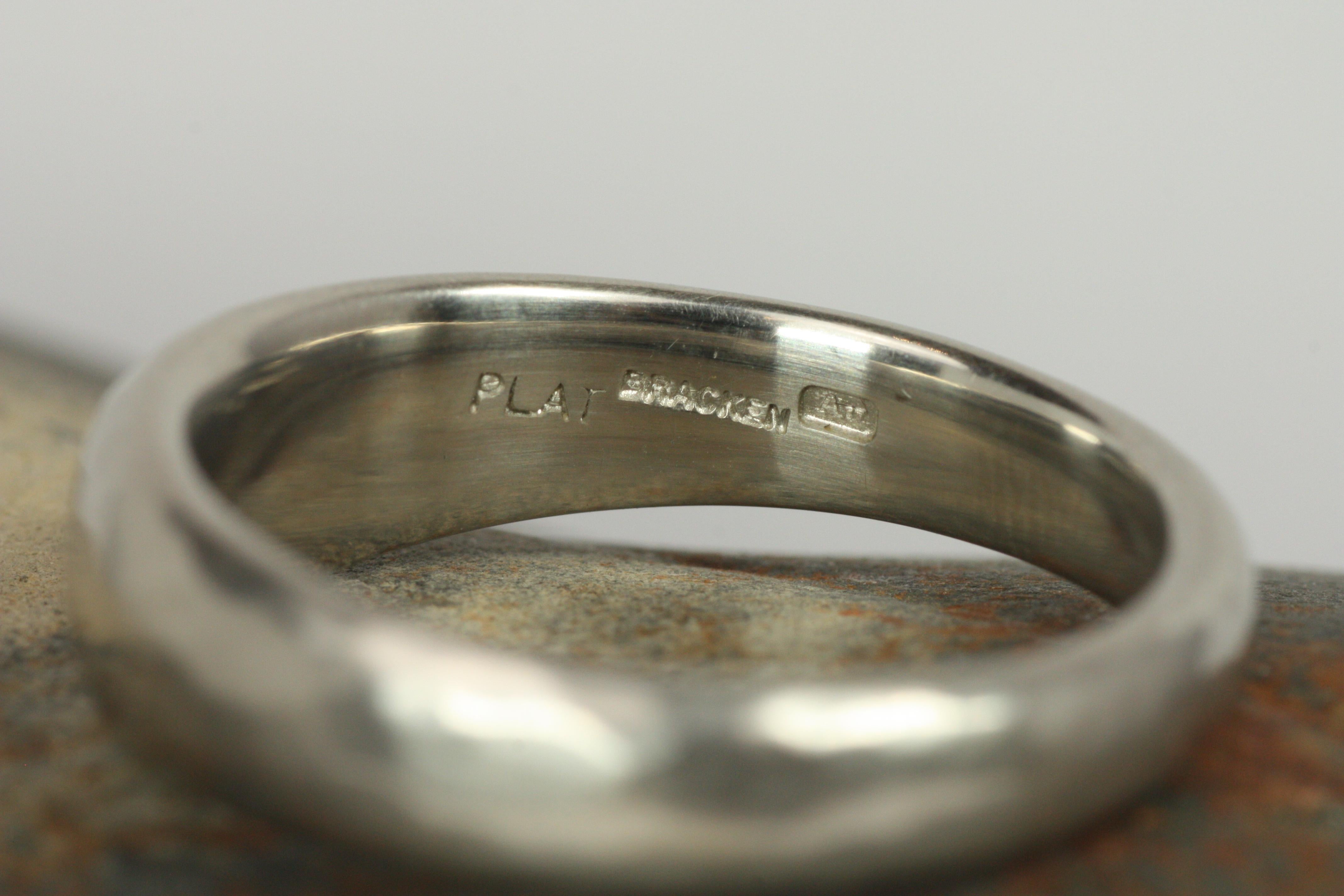 Fascia nuziale in platino conica da 8 mm con finitura opaca martellata realizzata a mano in vendita 2