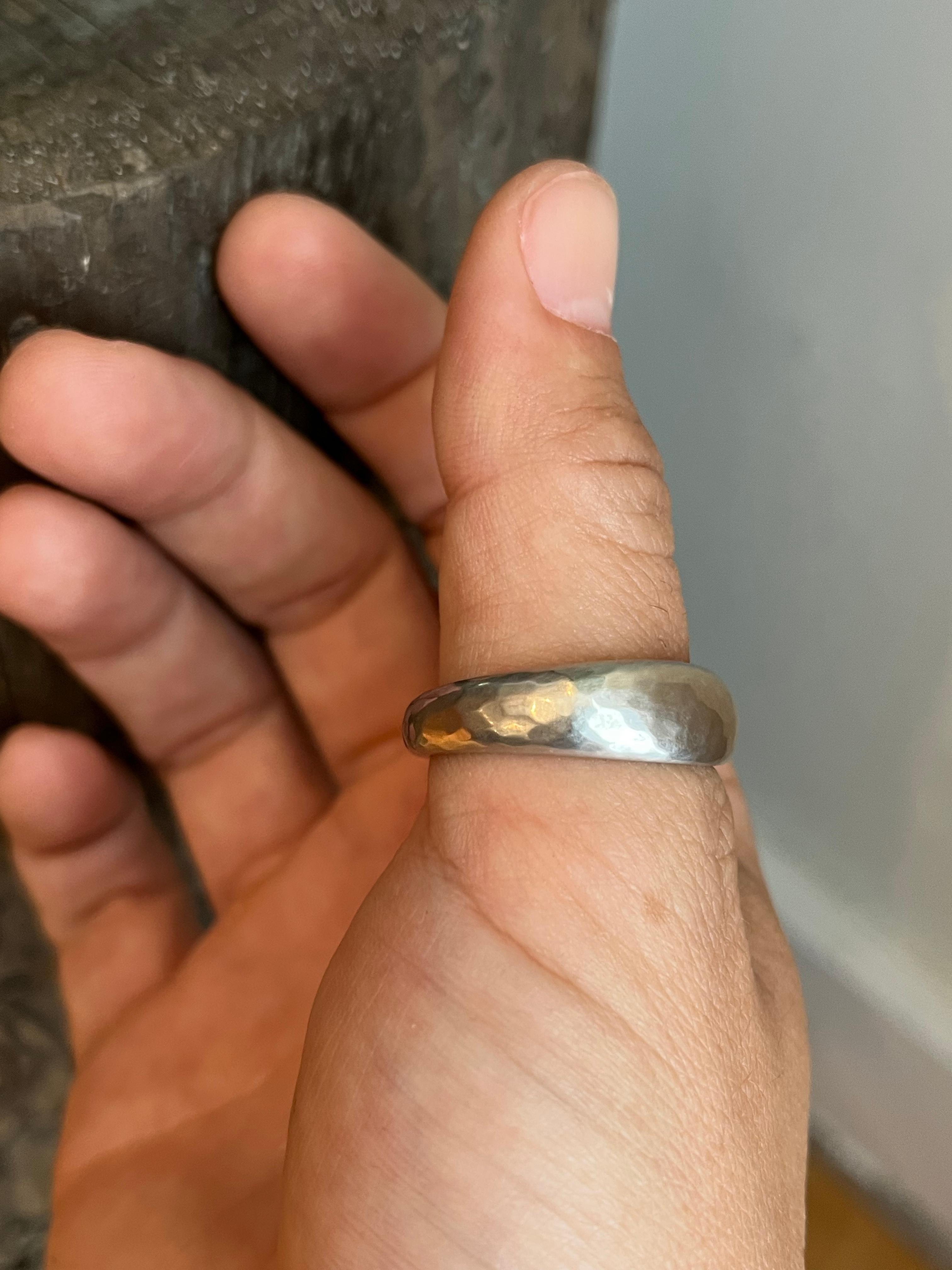 Fascia nuziale in platino conica da 8 mm con finitura opaca martellata realizzata a mano in vendita 3