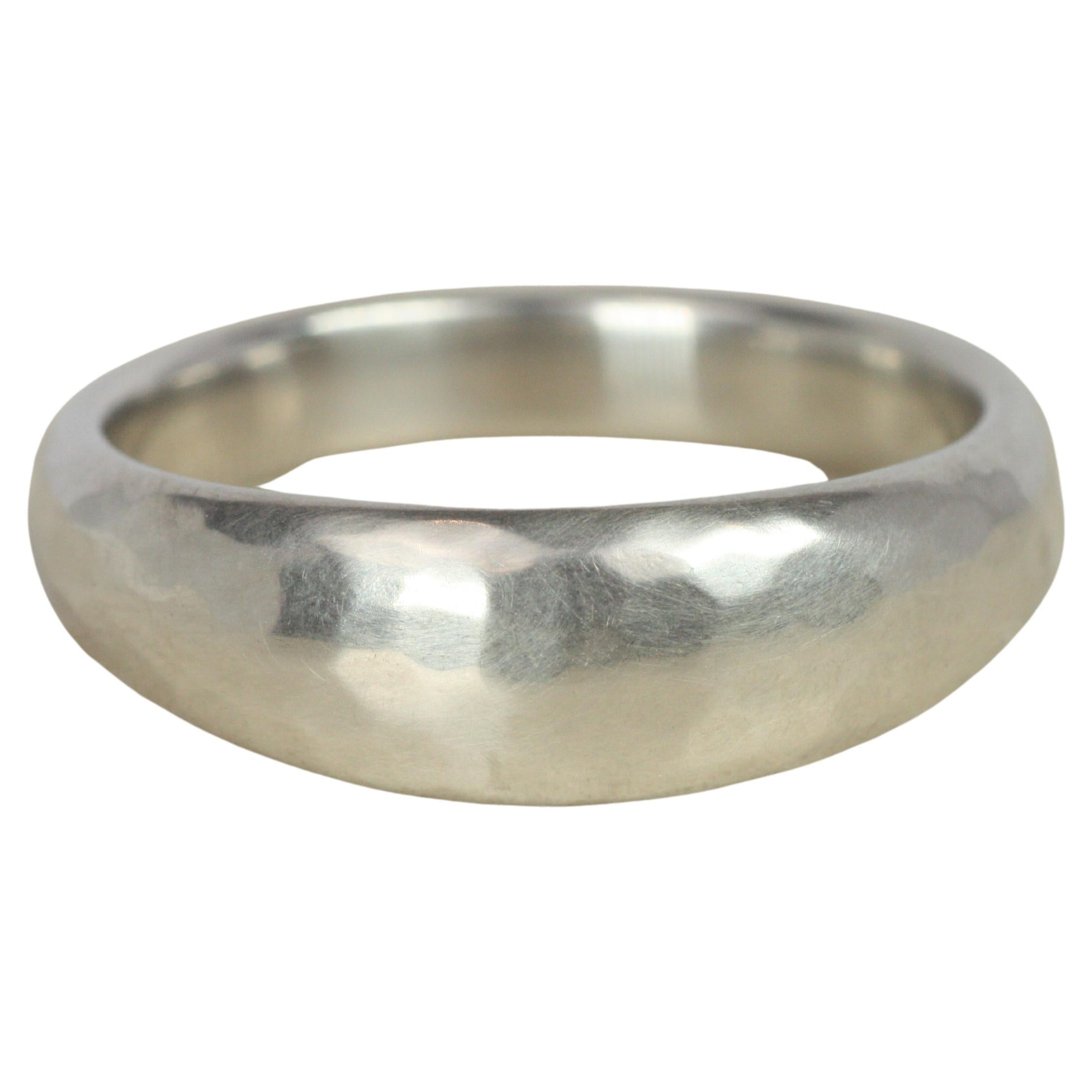 Fascia nuziale in platino conica da 8 mm con finitura opaca martellata realizzata a mano in vendita