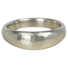 8mm Tapered Platinum Wedding Band Hammered Matte Finish Handcrafted (en anglais)