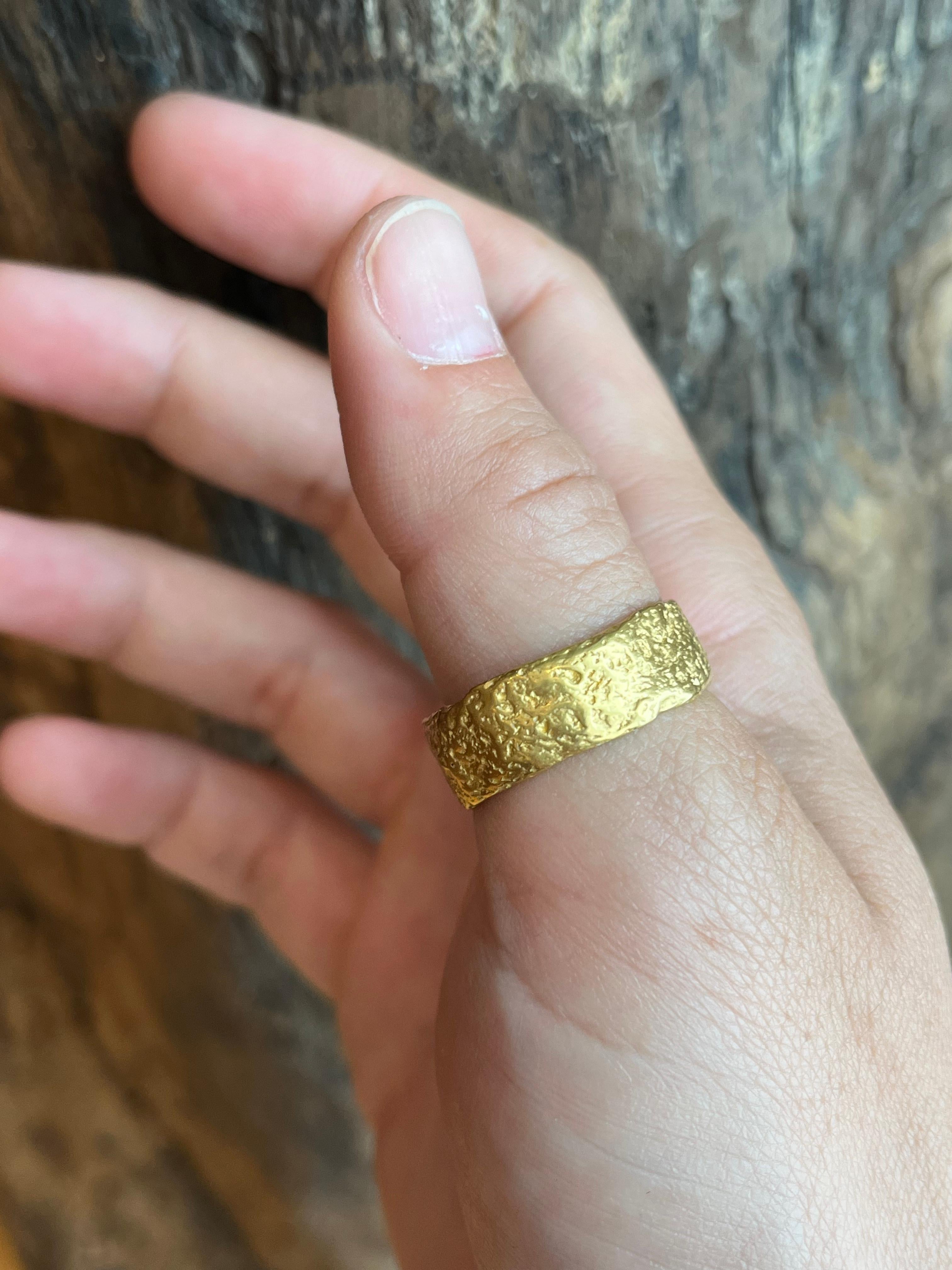 Ehering aus strukturiertem 22-karätigem Gelbgold, gefertigt von Bracken Jewelers in Santa Monica, Kalifornien, mit rohen, geschwungenen Kanten. Das Muster ist vom Aussehen und der Haptik roher Flussgoldnuggets inspiriert. Sie ist erdig, natürlich