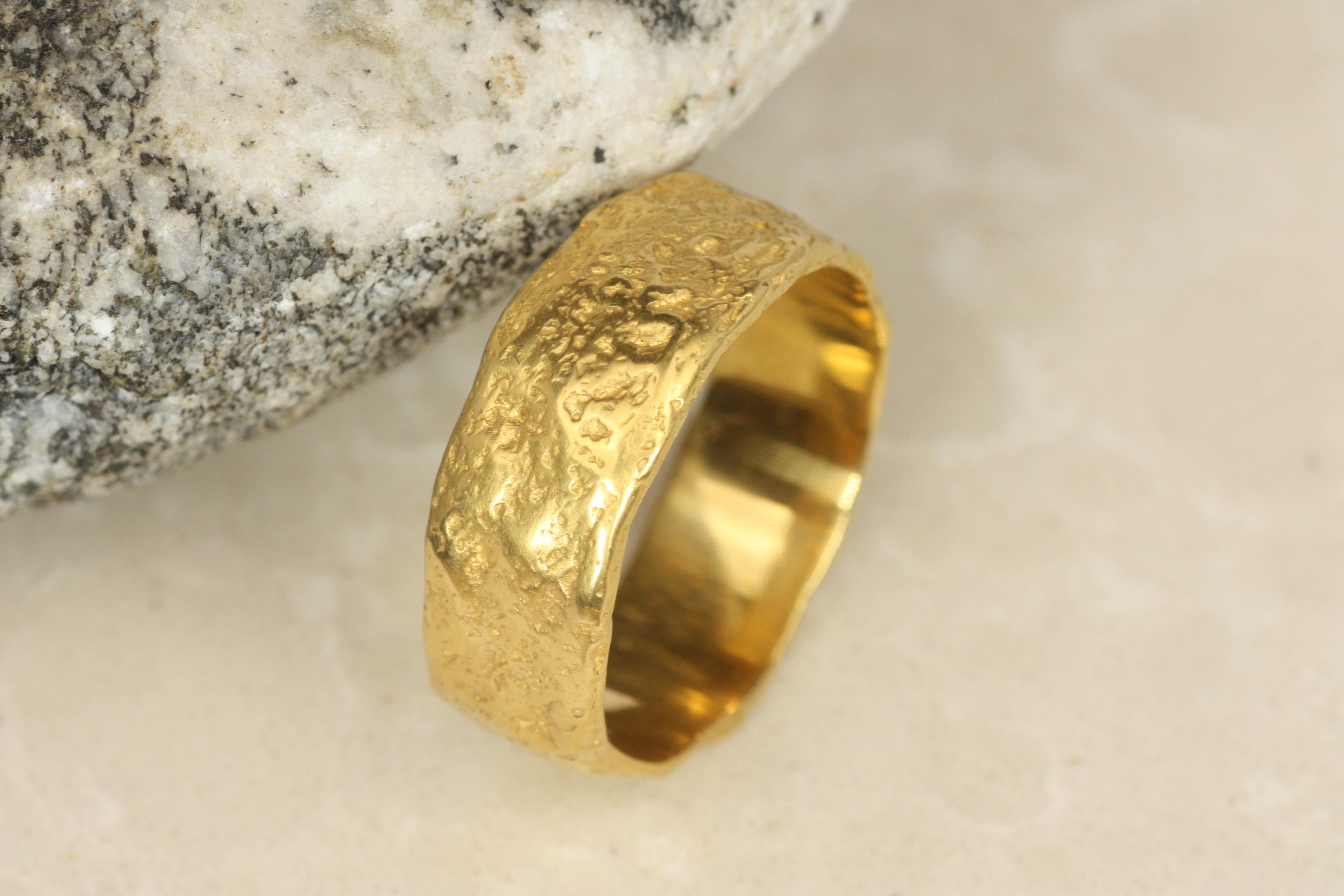 8mm strukturierte Raw Edges 22K Gold Hochzeitsband - Handgefertigt, Matte Oberfläche (Kunsthandwerker*in) im Angebot