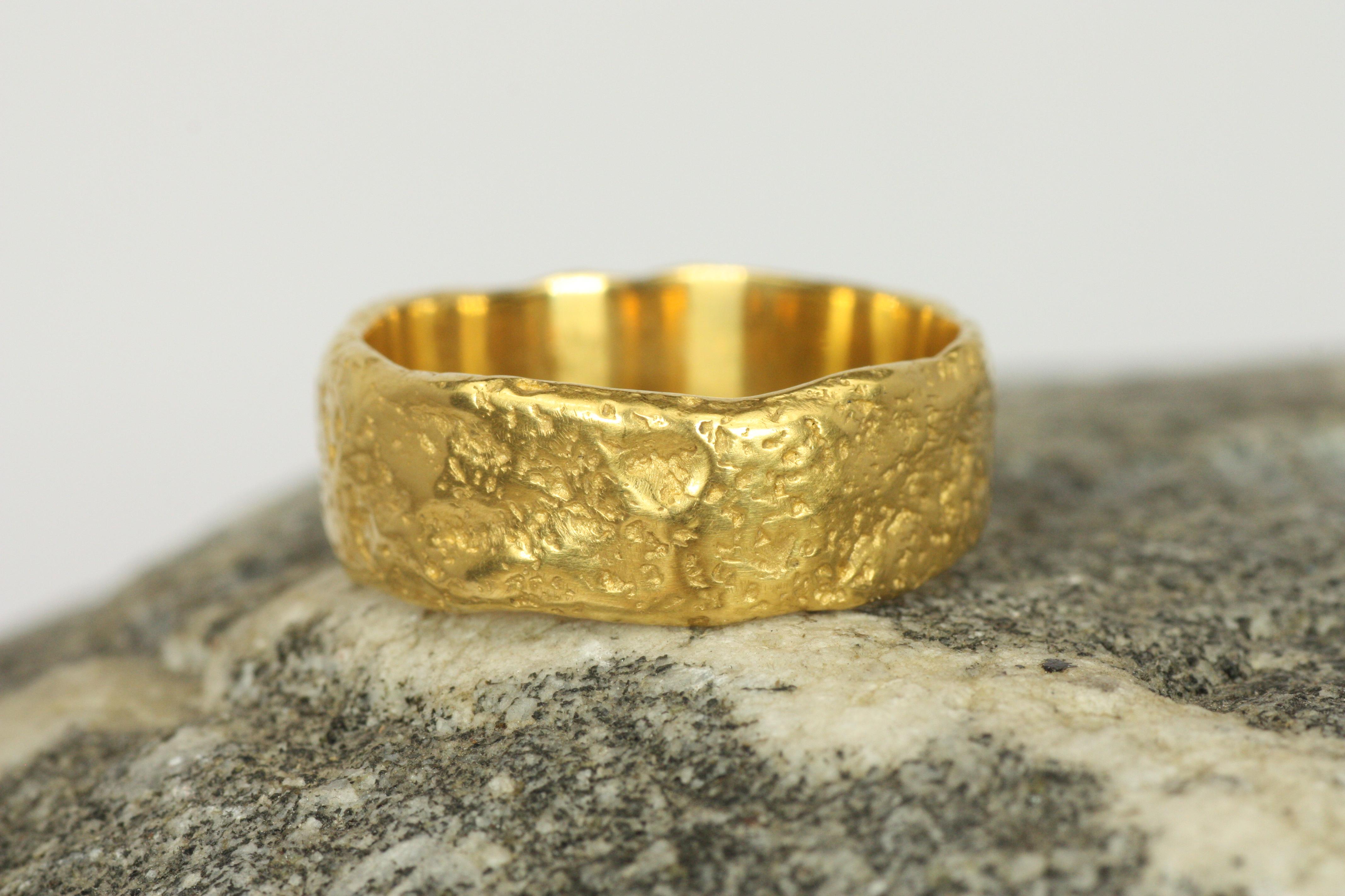 8mm strukturierte Raw Edges 22K Gold Hochzeitsband - Handgefertigt, Matte Oberfläche im Zustand „Neu“ im Angebot in Santa Monica, CA