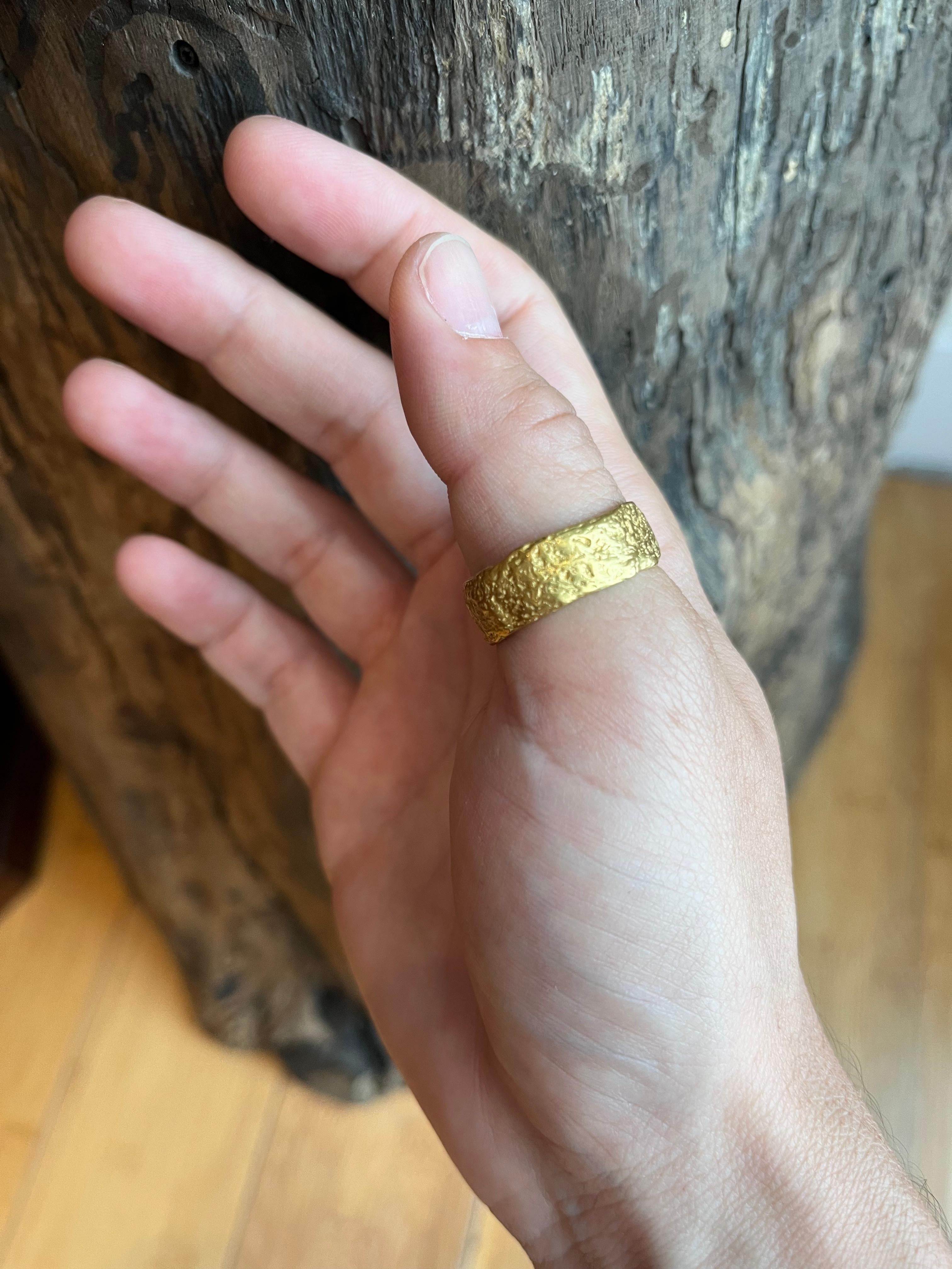 8mm strukturierte Raw Edges 22K Gold Hochzeitsband - Handgefertigt, Matte Oberfläche für Damen oder Herren im Angebot