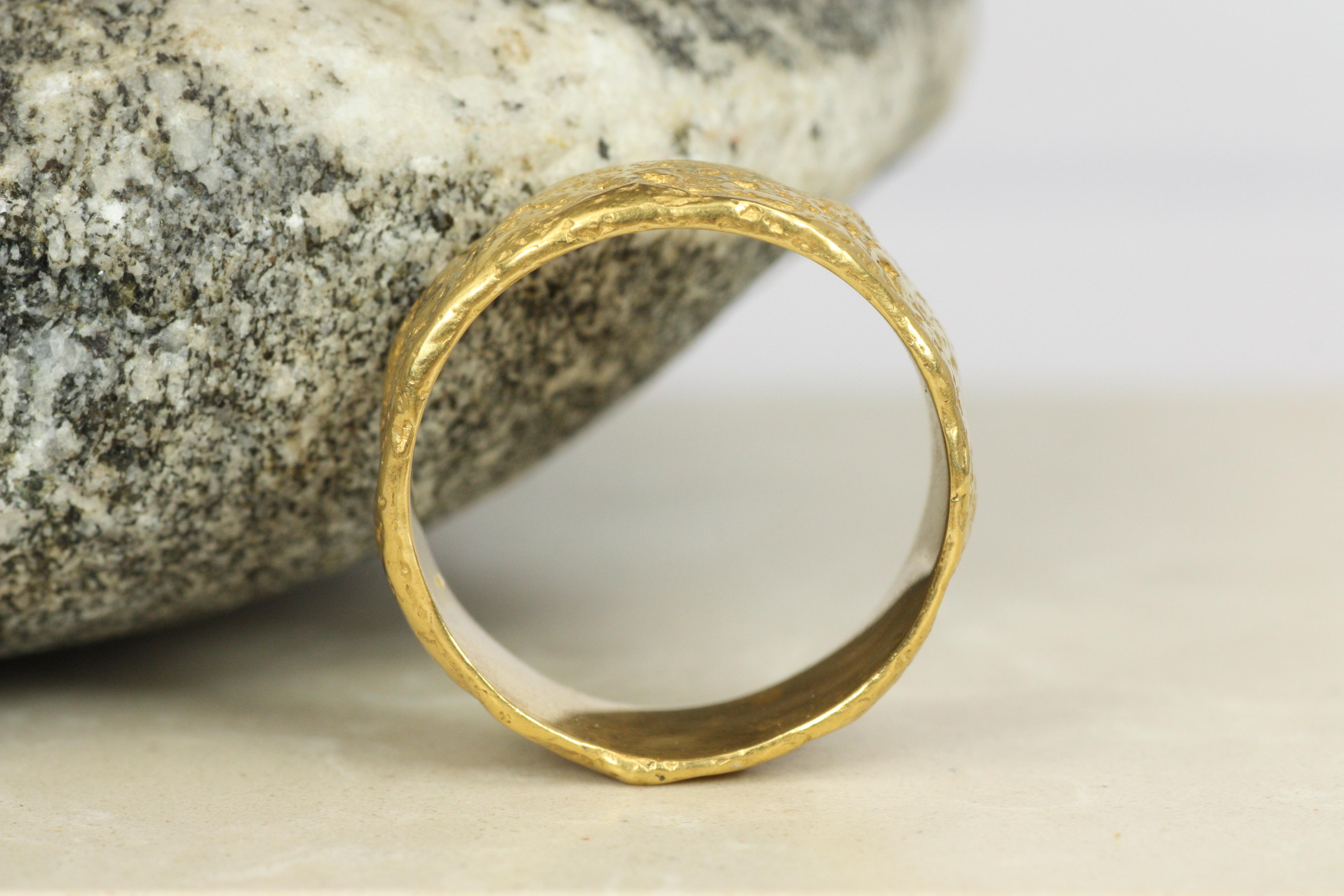 8mm strukturierte Raw Edges 22K Gold Hochzeitsband - Handgefertigt, Matte Oberfläche im Angebot 1