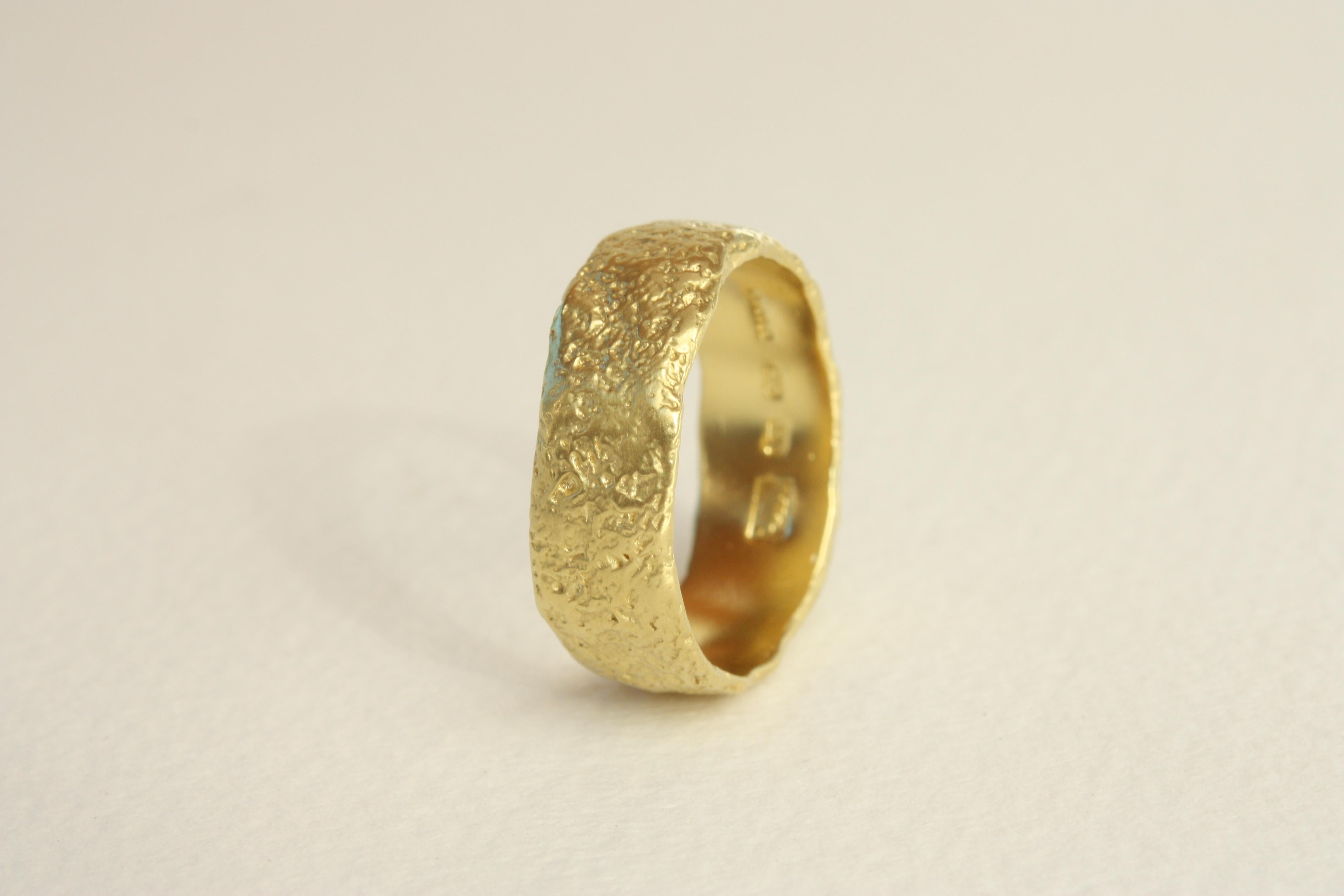 En vente :  Anneau de mariage texturé de 8 mm - Fait à la main aux États-Unis, or de Californie 20K, Raw Edges 8