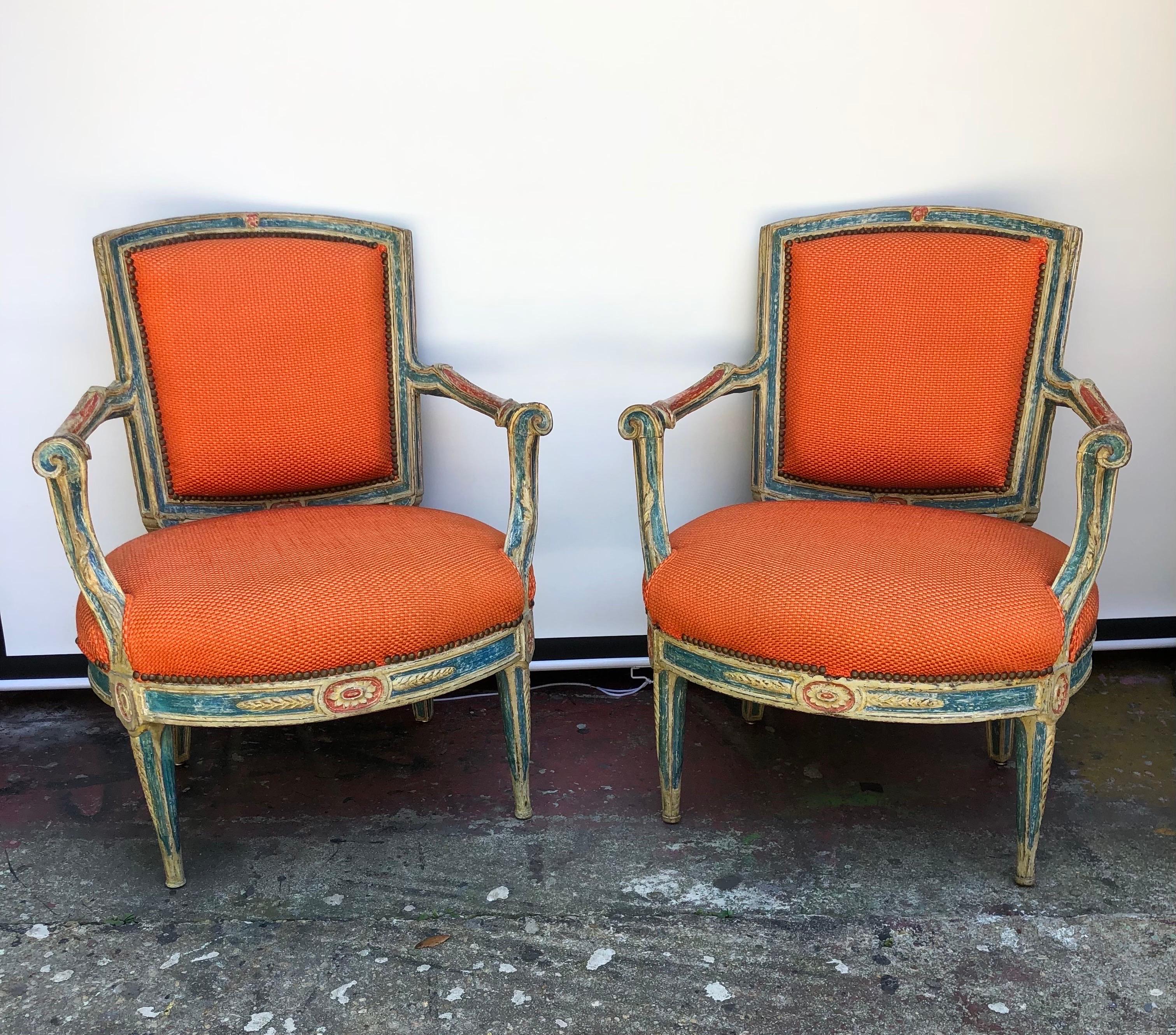 Grand Pair of 18th Century Italian Neoclassical Paint Decorated Armchairs. Diese anmutig gestalteten Stühle werden von zwei sich verjüngenden, quadratischen Hinterbeinen und zwei geschnitzten Rosetten über zwei sich verjüngenden, ovalen Vorderbeinen