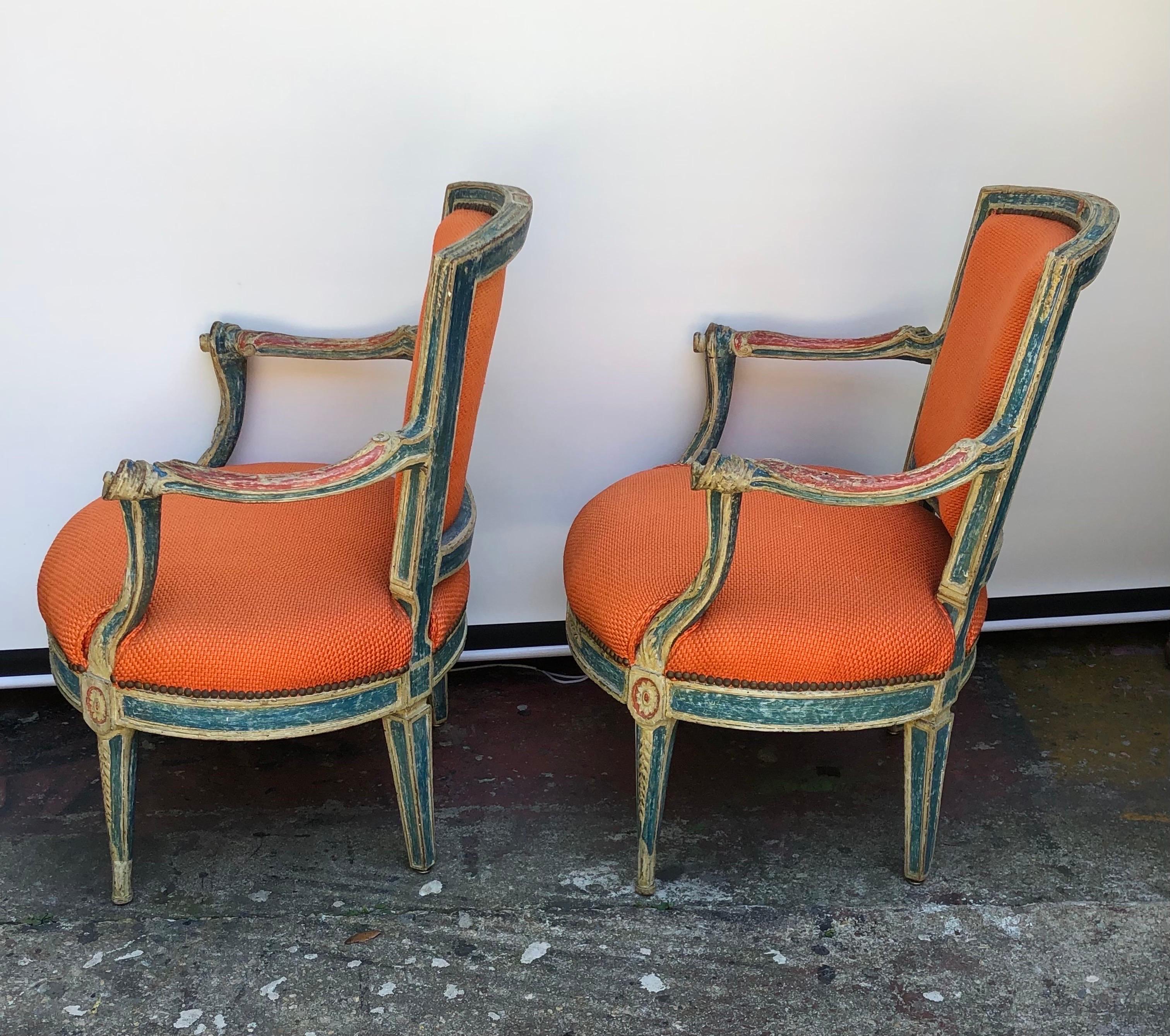 18. Jh. Zwei italienische Sessel mit klassizistischem Farbdekor (Italienisch) im Angebot