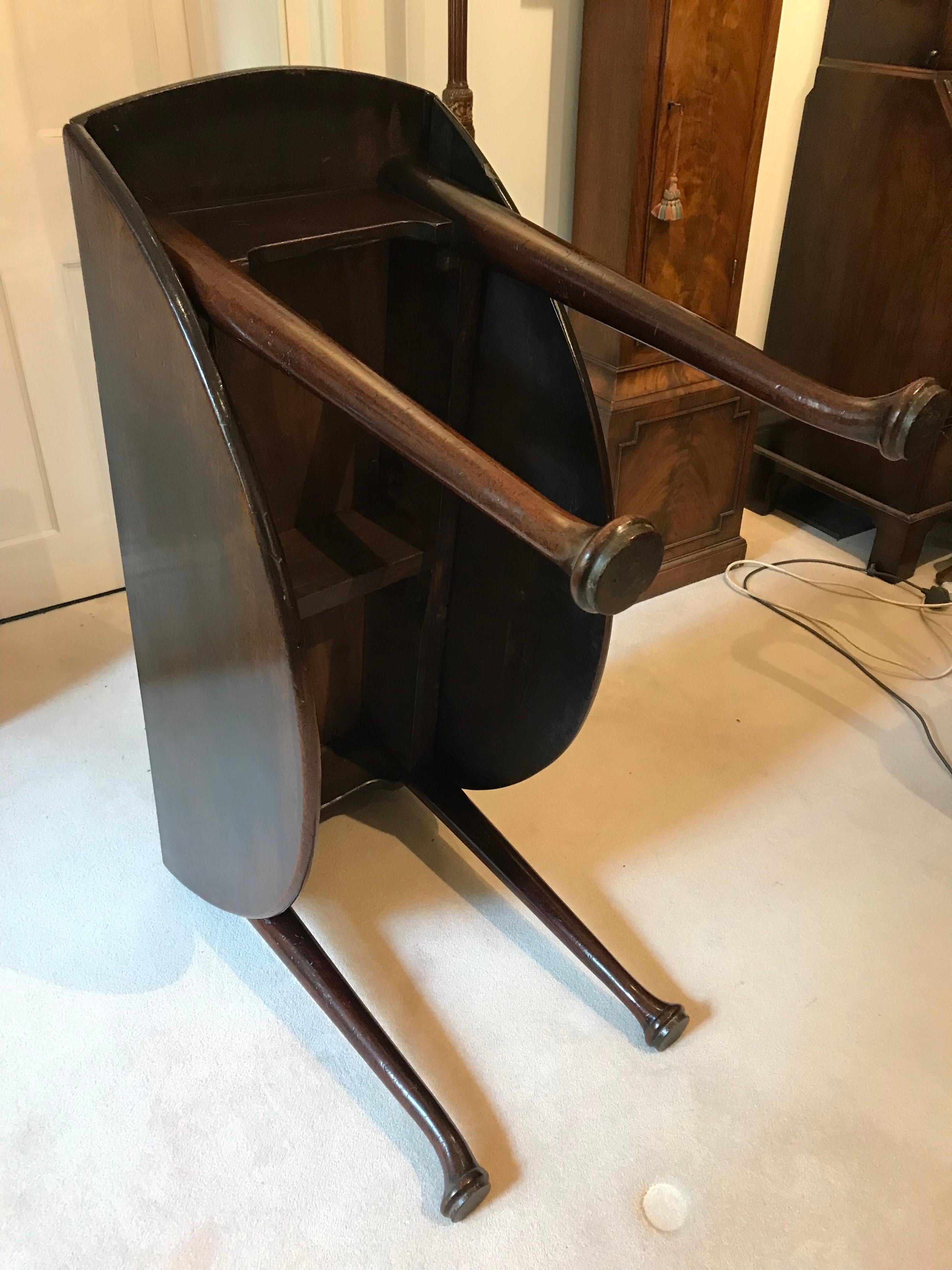 George II Table à abattants en acajou ancien du 18ème siècle en vente