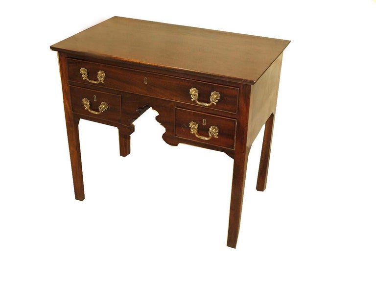 18th Century Chippendale Lowboy In Good Condition For Sale In Wilson, NC