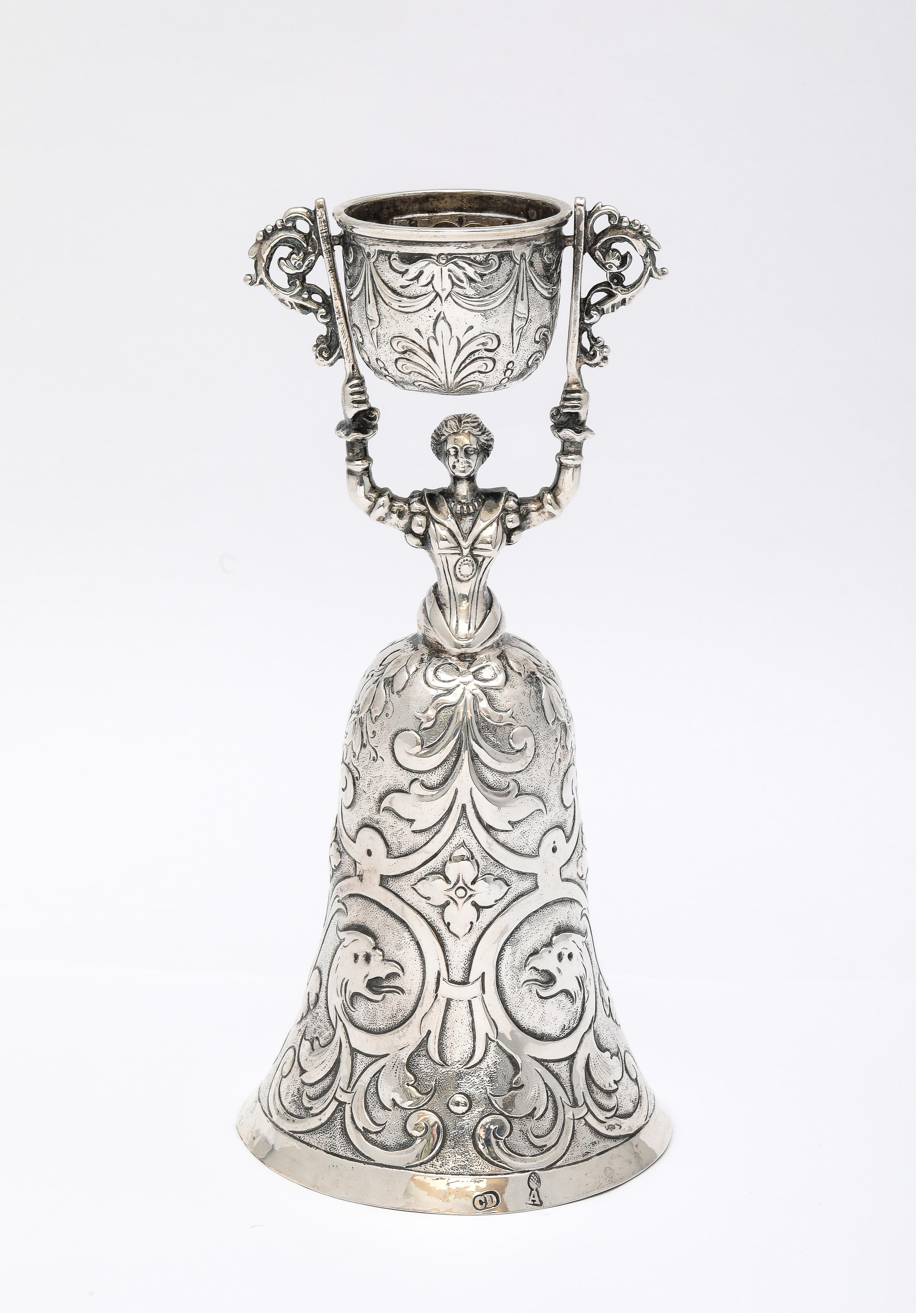 Seltener, 18. Jahrhundert, Kontinentalsilber (.800) Wager/Marriage Cup, Augsburg, 1781-1783, Christian Drentwert II - Hersteller. Die Figur stellt eine Frau dar, die mit erhobenen Armen eine Tasse auf einer Drehscheibe hochhält. Ihr Rock ist mit