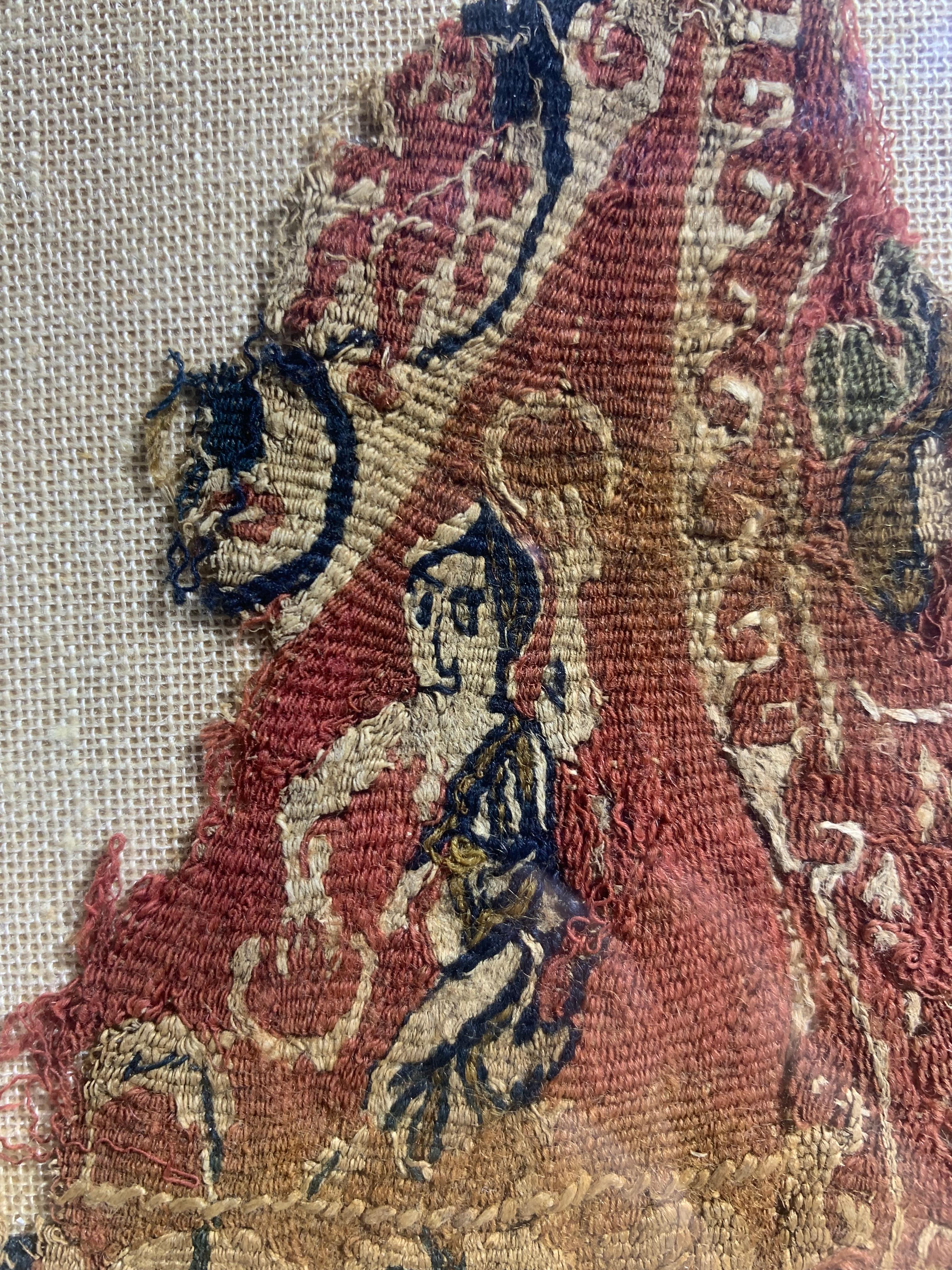 Ensemble de restes de tissus coptes en coton égyptien datant du 8e ou 9e siècle A.C. Elles ont été trouvées lors de travaux d'excavation au 19e siècle. Les tissus sont peints à la main. Ils sont en très bon état. Il s'agit de restes provenant de