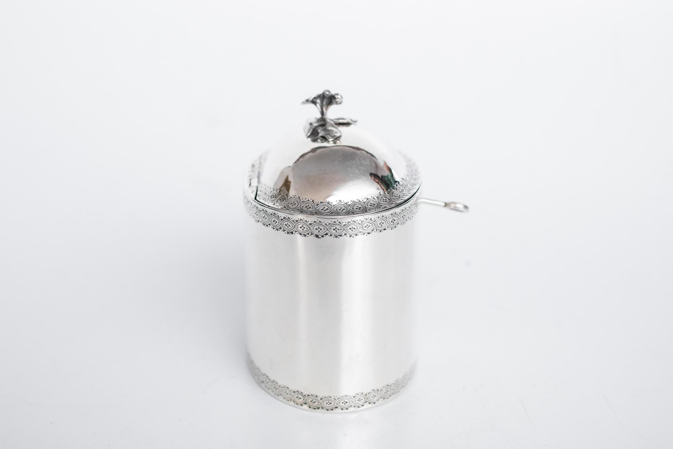 Cucharilla de té del siglo VIII Jorge III Plata de ley Inglaterra Londres
Esta elegante caja de té de plata de ley data de alrededor de 1780, durante el reinado de Jorge III. Se fabricó en un estilo británico clásico, aunque aún se desconoce el