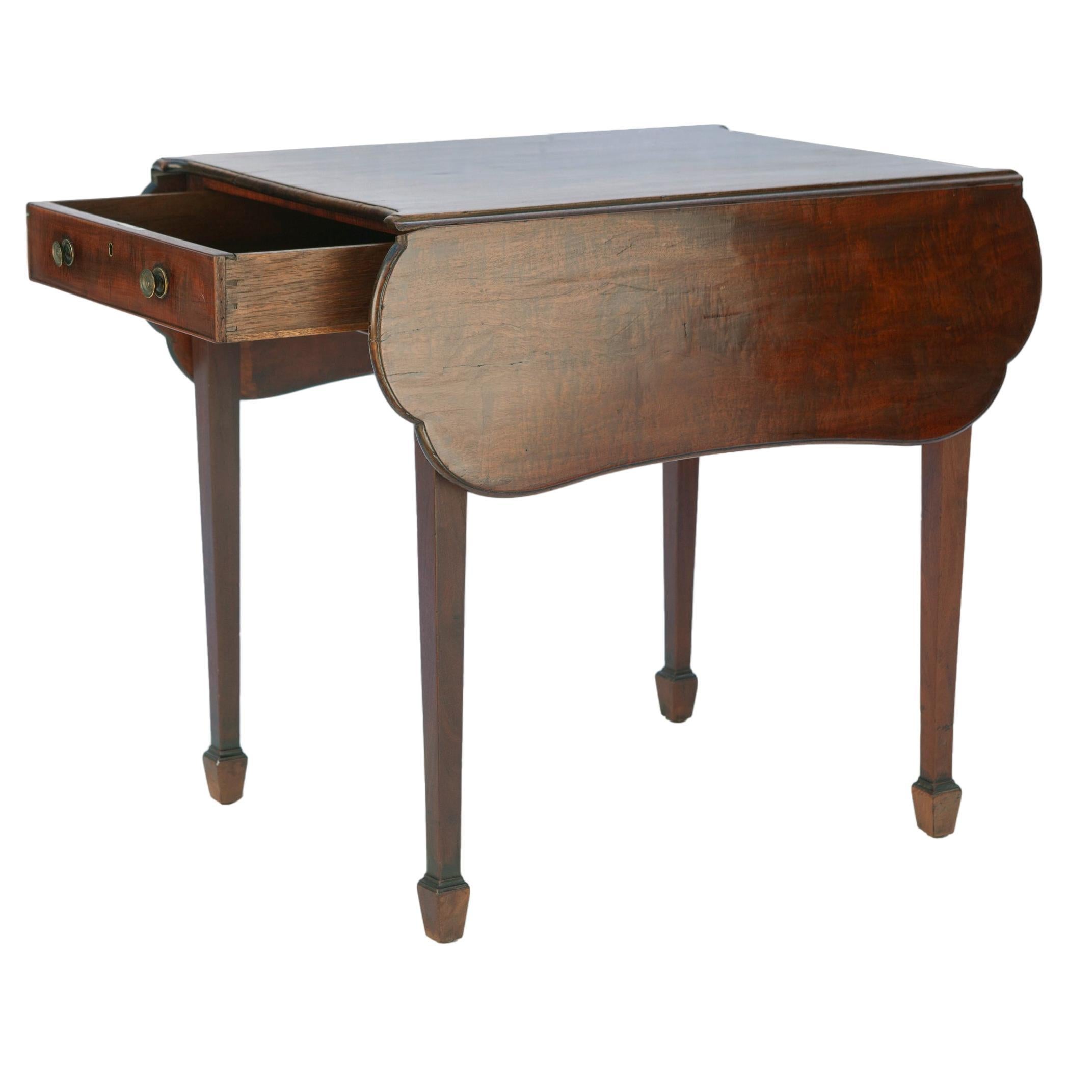 Antiker Pembroke-Tisch aus Neuengland aus dem 18. Jahrhundert, wunderschön konstruiert. Mit einer langen Schublade, die gegenüberliegende Seite hat eine falsche Schublade mit passenden Messingbeschlägen. Die Blätter haben gewellte Kante Das Stück