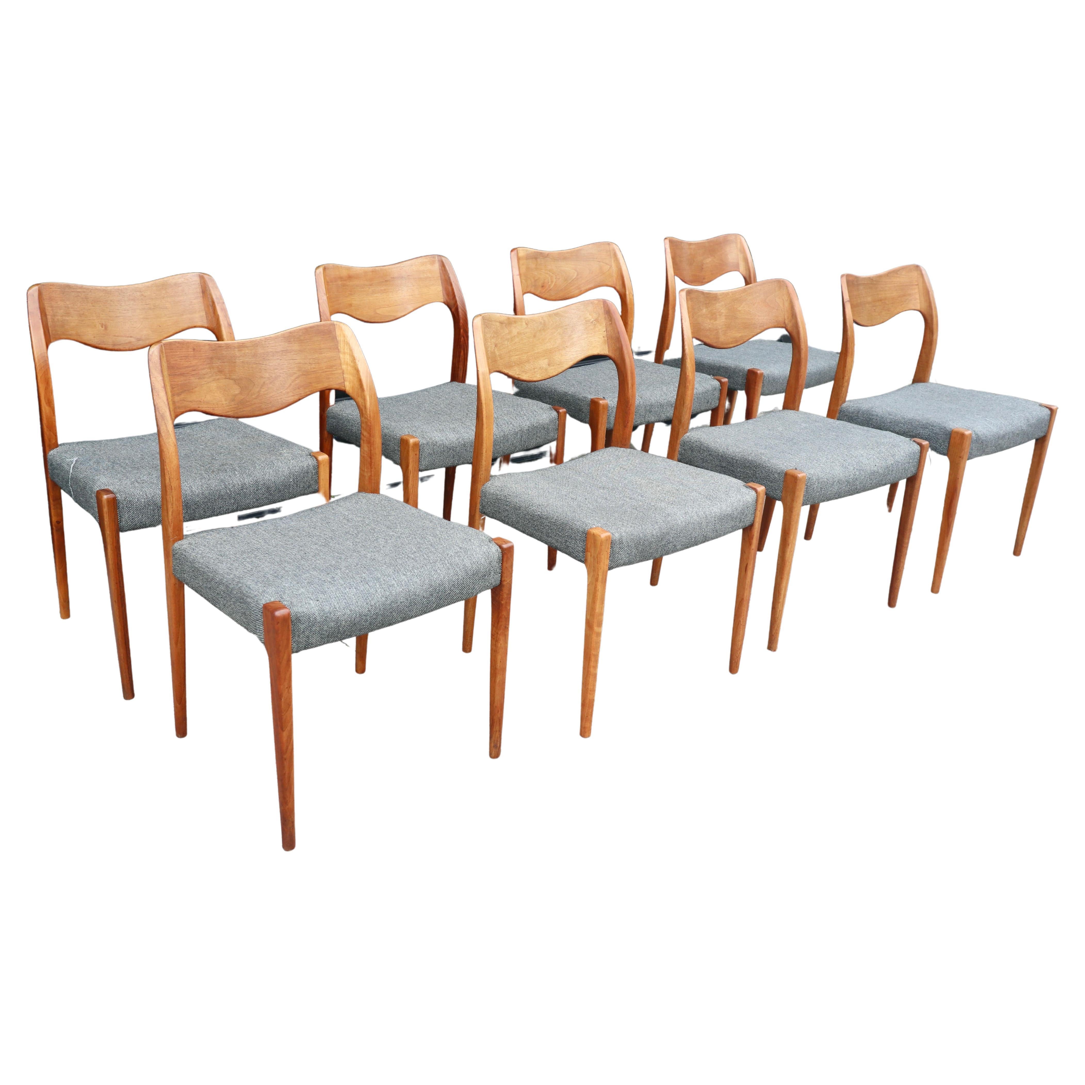 Huit superbes et rares chaises de salle à manger danoises modèle 71, en noyer massif, datant des années 1960. Conçue par I.L.A. et fabriquée par J.L. Møller, ces chaises sont en très bon état. Les châssis en bois ont été nettoyés et huilés avec