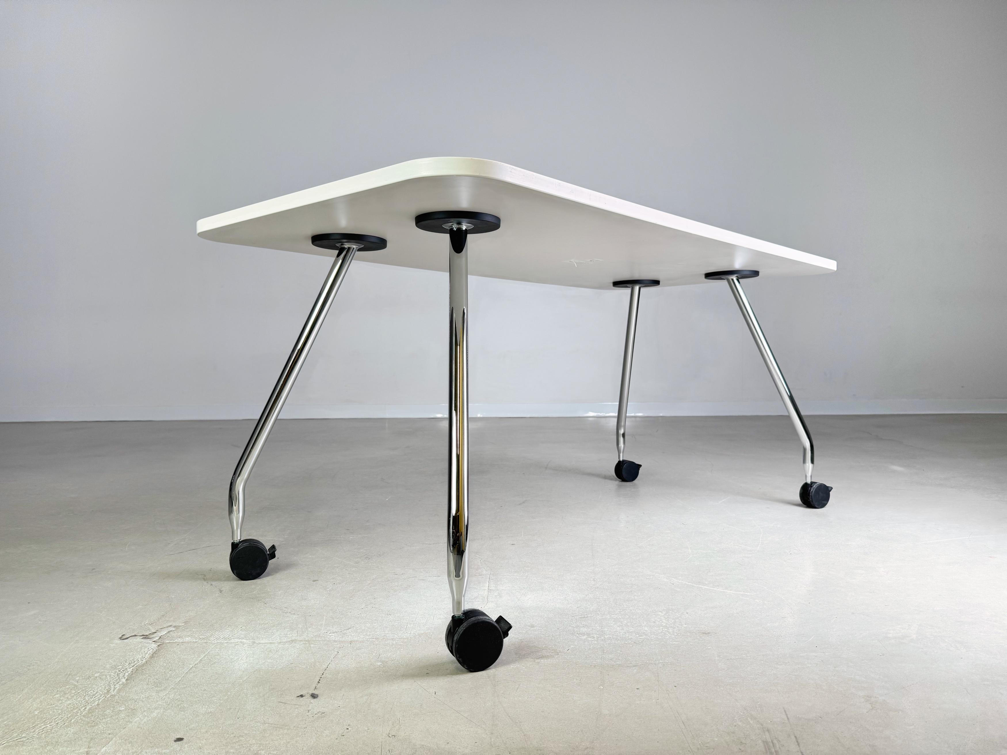 Wir bieten sieben wunderschöne rollbare Schreibtische von Vitra zum Verkauf an. Das Design stammt von Antonio Citterio und vereint funktionale Eleganz mit modernen Materialien. Citterio, ein renommierter Designer, ist bekannt für seine zeitlosen und