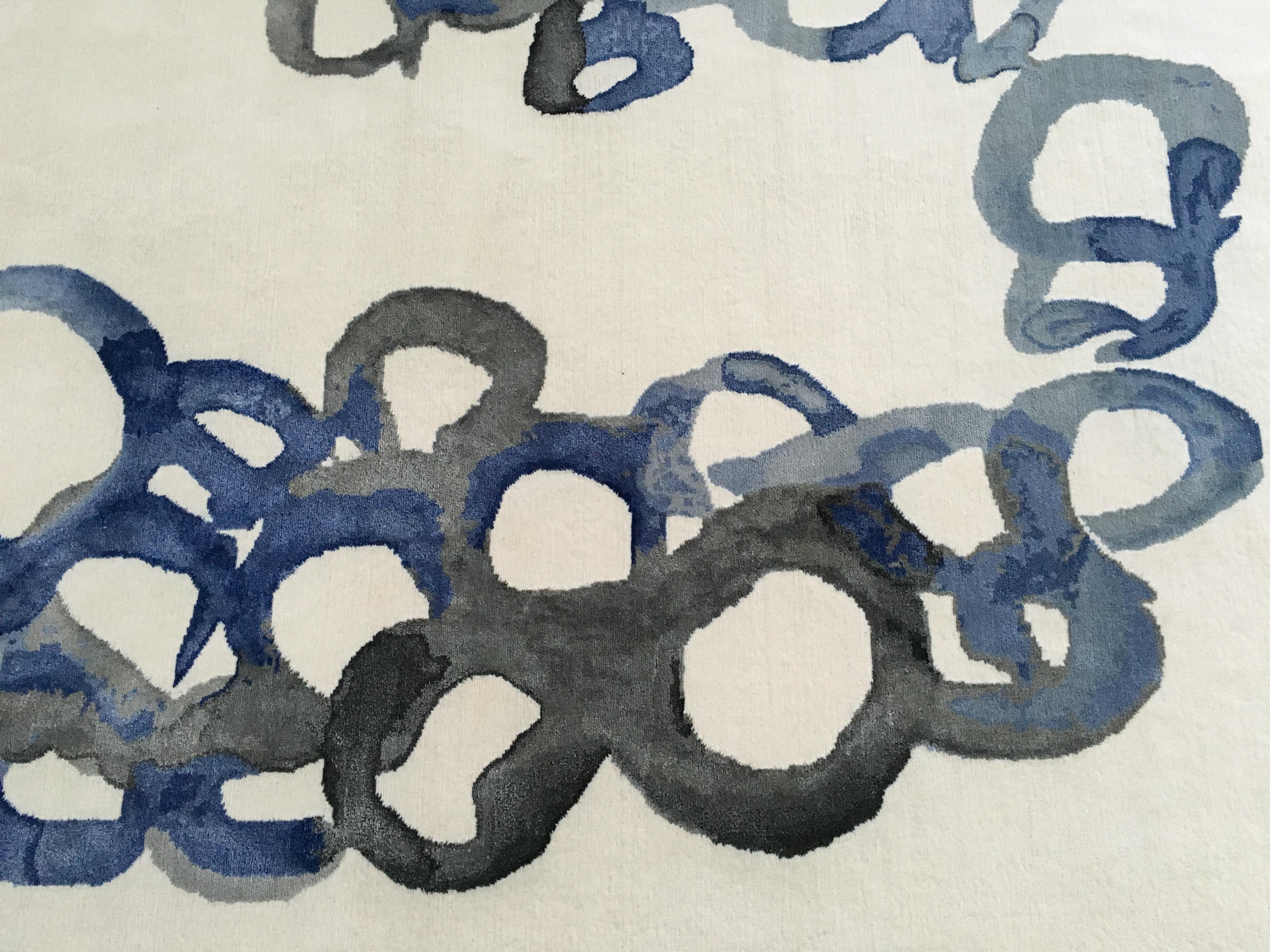 Abstrakter zeitgenössischer Teppich aus blauer, handgefertigter Pashmina-Seidenwolle in Blau (Moderne) im Angebot