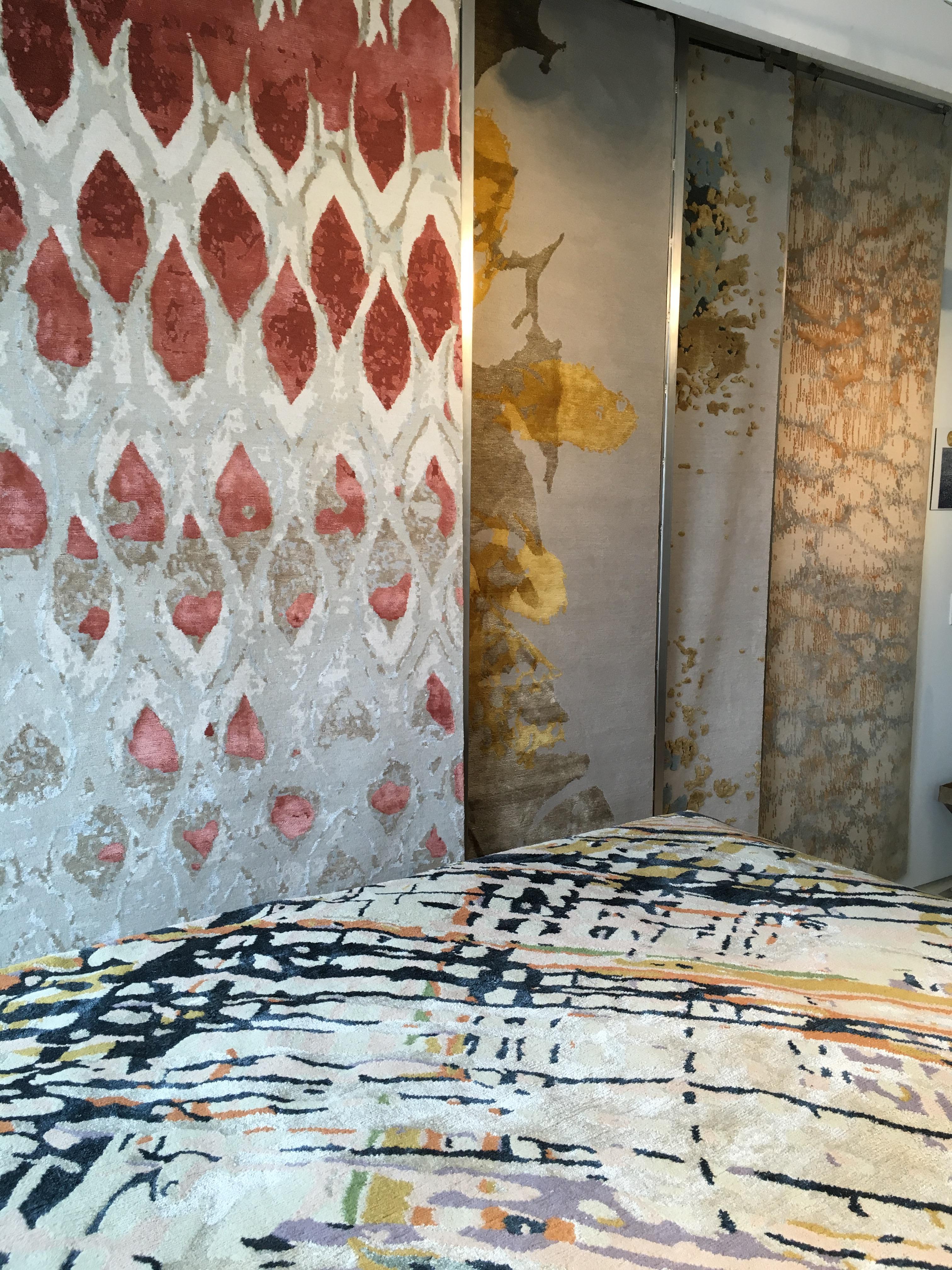Abstrakter zeitgenössischer Teppich in Rot und Taupe, handgefertigte Seidenwolle „Fragment“ (Moderne) im Angebot