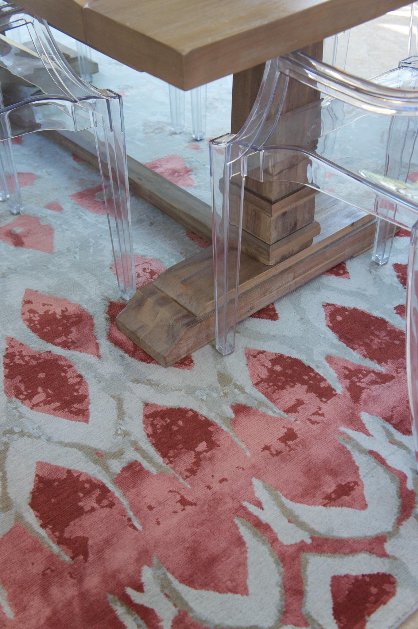 Abstrakter zeitgenössischer Teppich in Rot und Taupe, handgefertigte Seidenwolle „Fragment“ (Nepalesisch) im Angebot