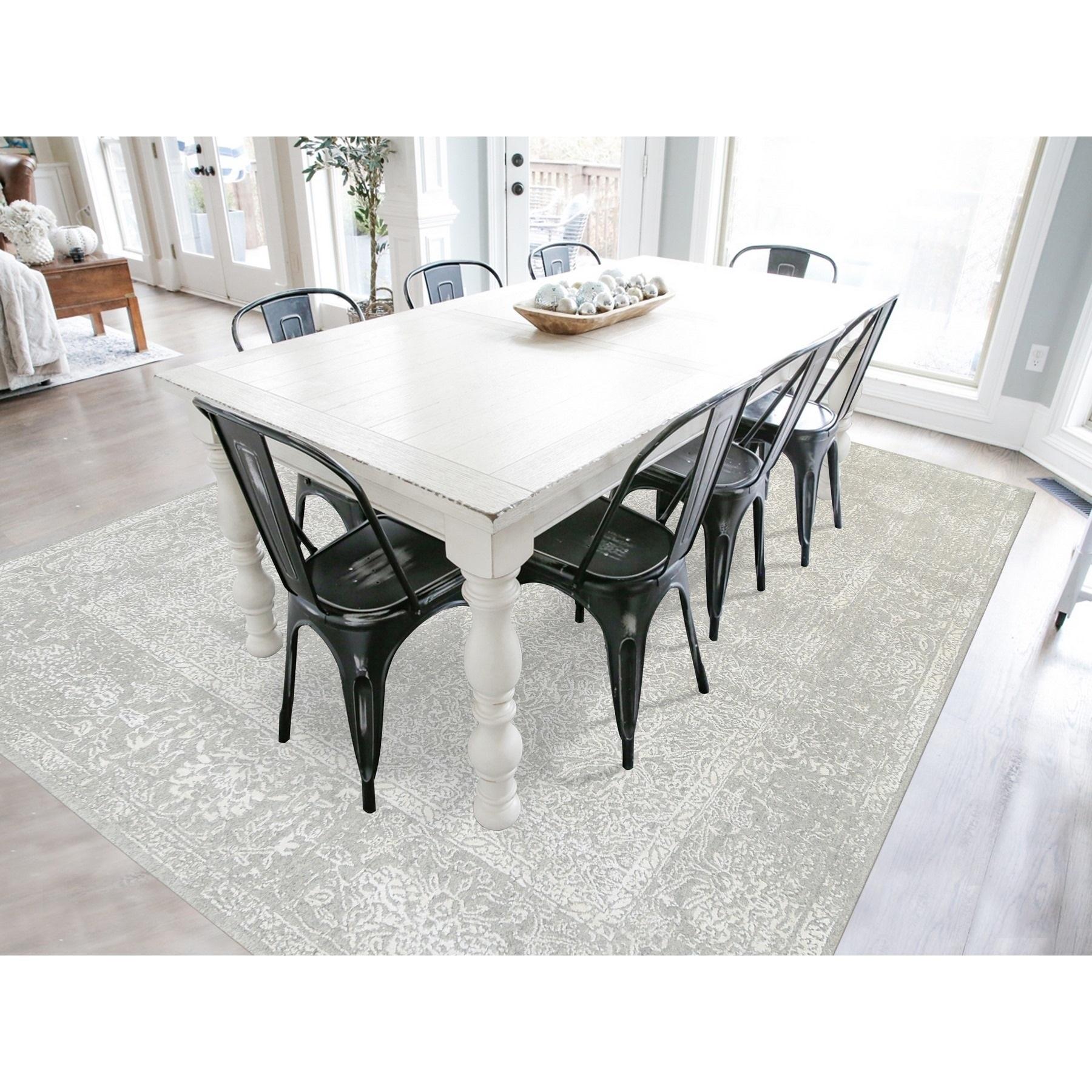 Si tratta di un autentico esemplare unico di Tappeto orientale beige finemente jacquard con disegno cancellato in lana e seta vegetale lavorato a mano. È stata tessuta per mesi e mesi con tecniche di tessitura secolari da esperti