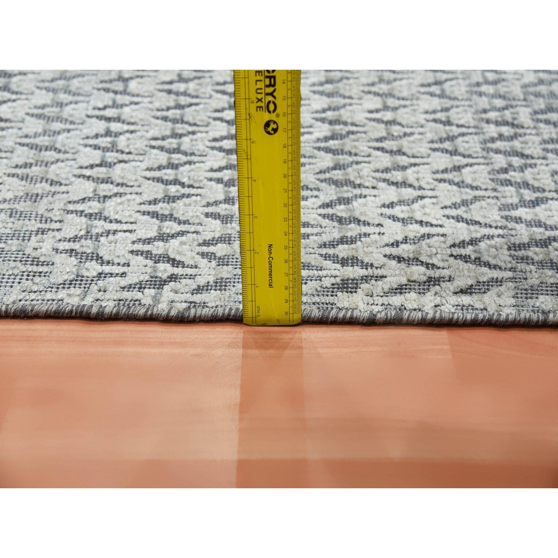 8'x10' Schwarzer, handgeknüpfter Wollteppich aus reiner, gehobener Seide mit sich wiederholendem Muster im Angebot 5