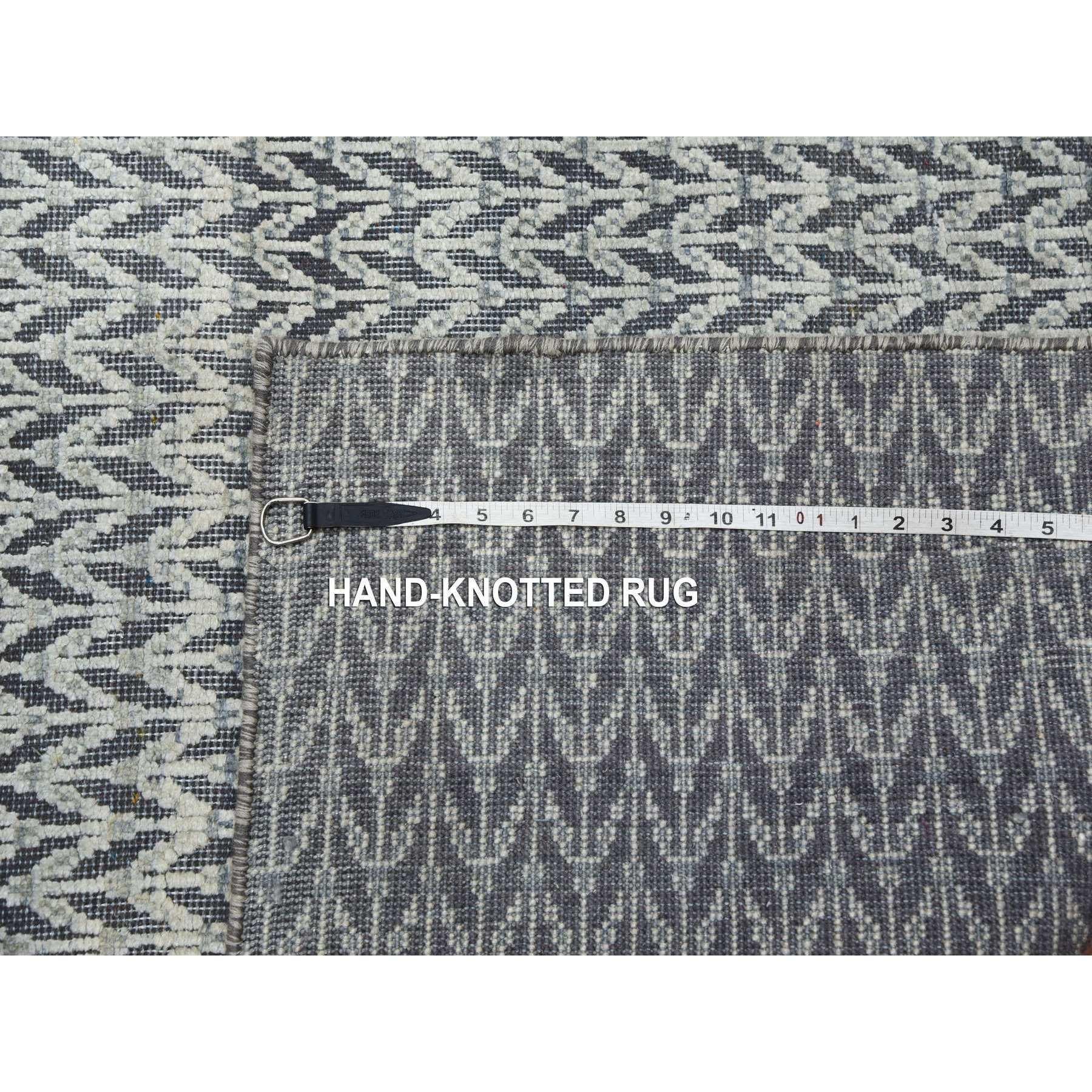 8'x10' Schwarzer, handgeknüpfter Wollteppich aus reiner, gehobener Seide mit sich wiederholendem Muster im Angebot 6