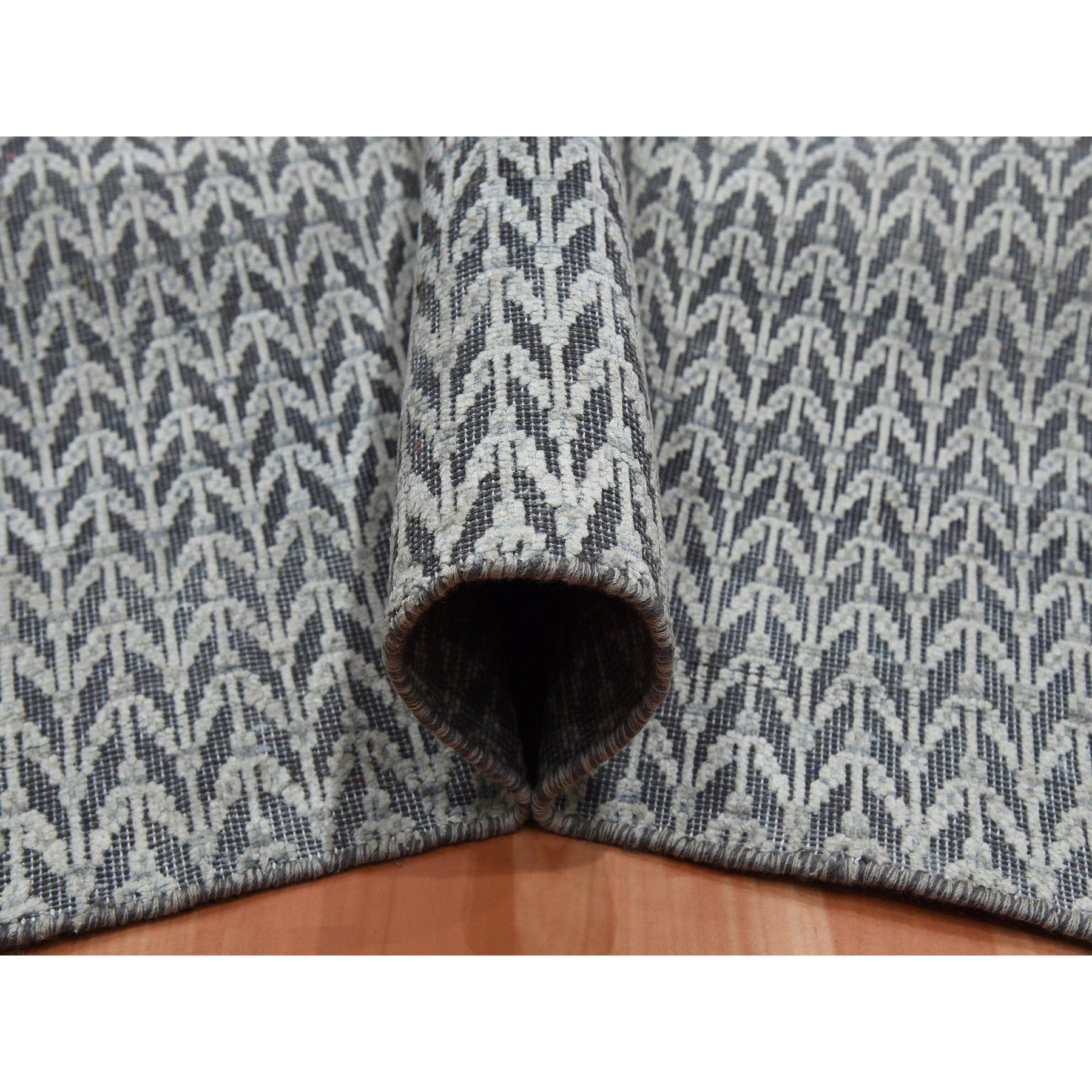 8'x10' Schwarzer, handgeknüpfter Wollteppich aus reiner, gehobener Seide mit sich wiederholendem Muster (21. Jahrhundert und zeitgenössisch) im Angebot